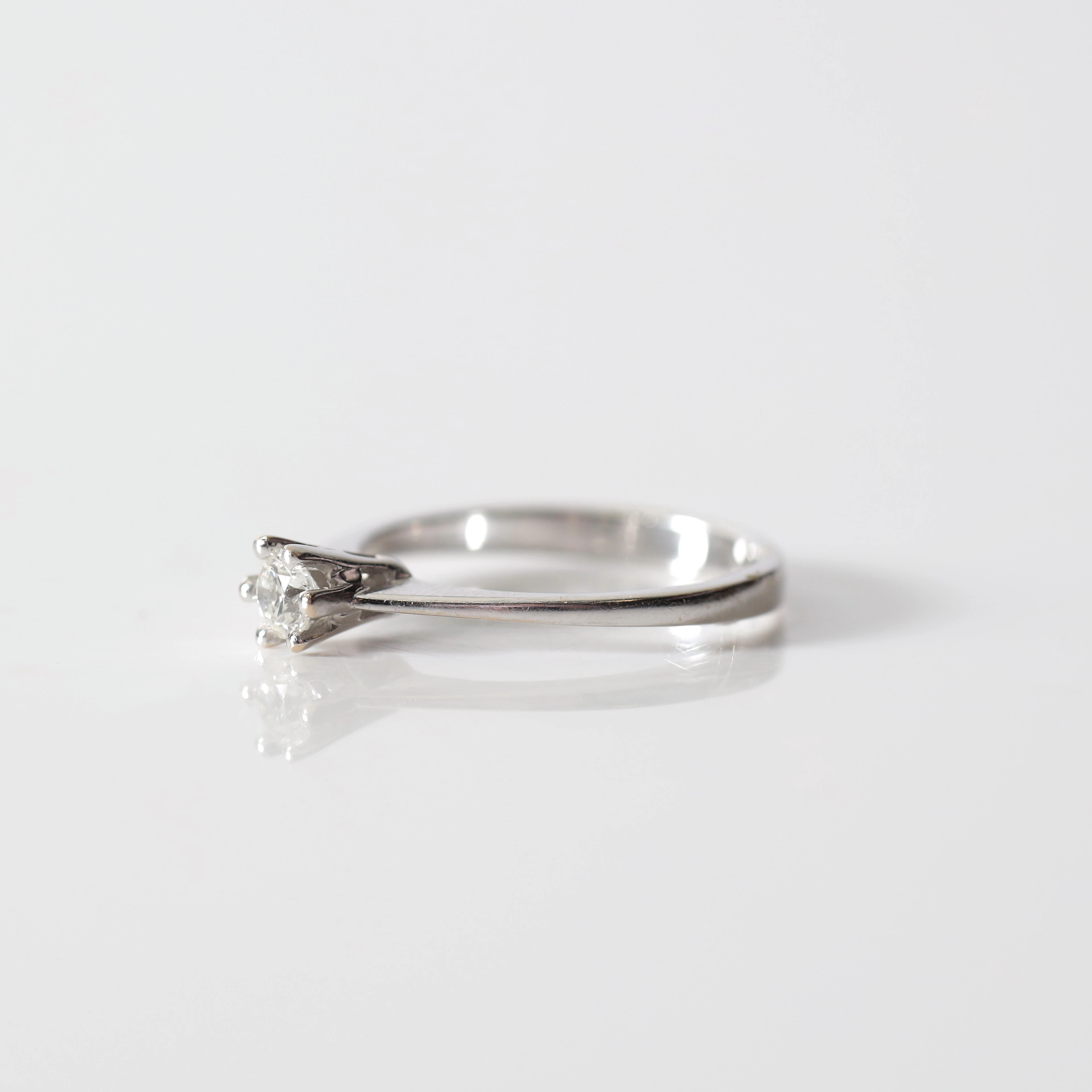 ENSTENSRING, 18K vitguld med briljantslipad diamant. Totalvikt ca 2,3 gram.