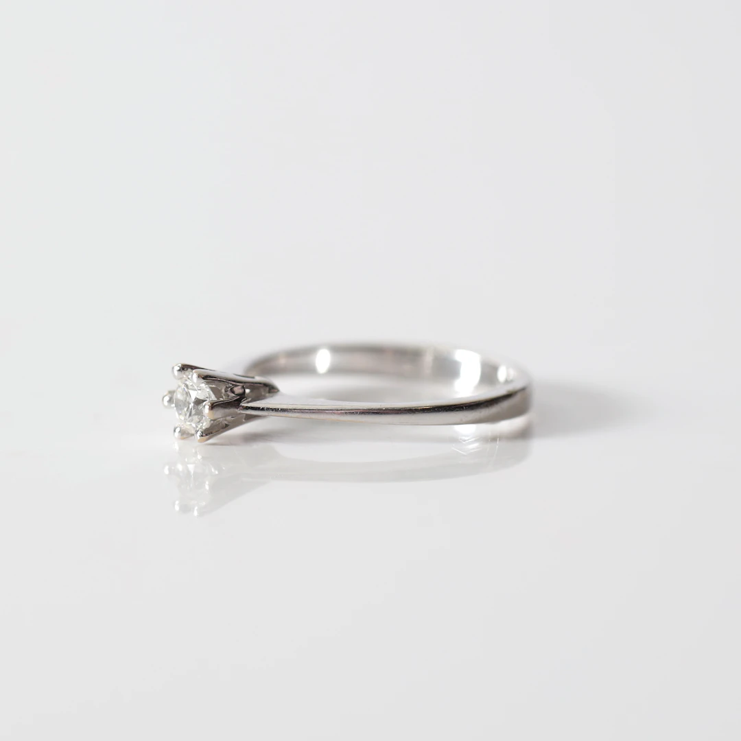 ENSTENSRING, 18K vitguld med briljantslipad diamant. Totalvikt ca 2,3 gram.