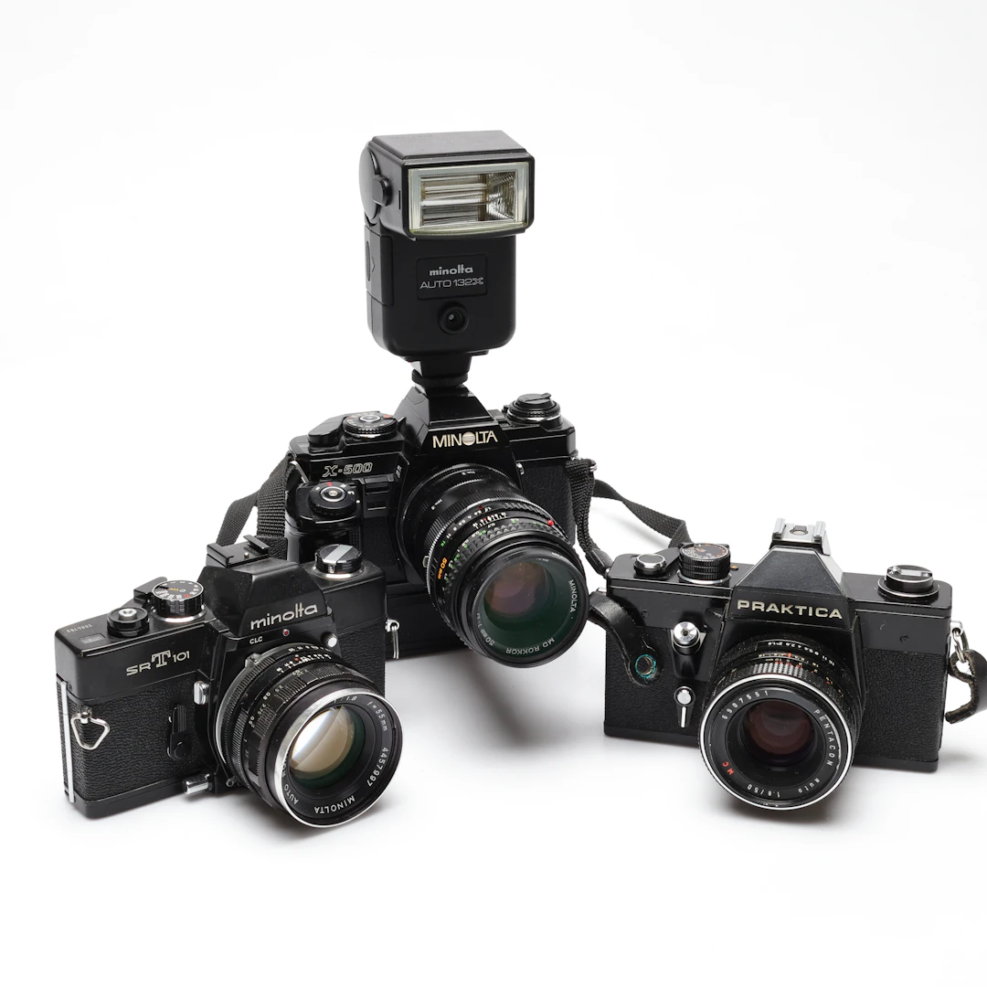KAMEROR, 3 st, Minolta samt Praktica.