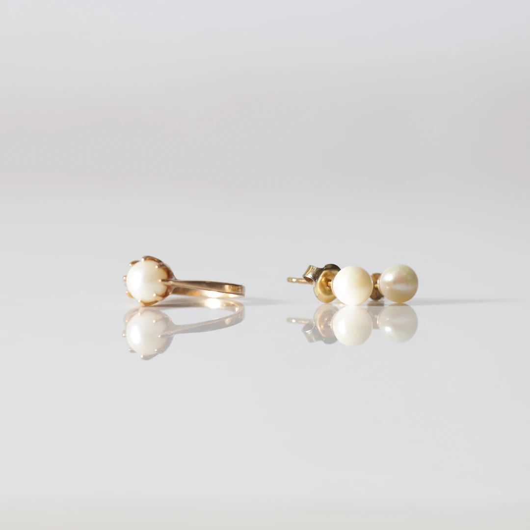 RING & ÖRHÄNGEN, 3 delar, 18K guld med pärlor. Totalvikt ca 3,3 gram.