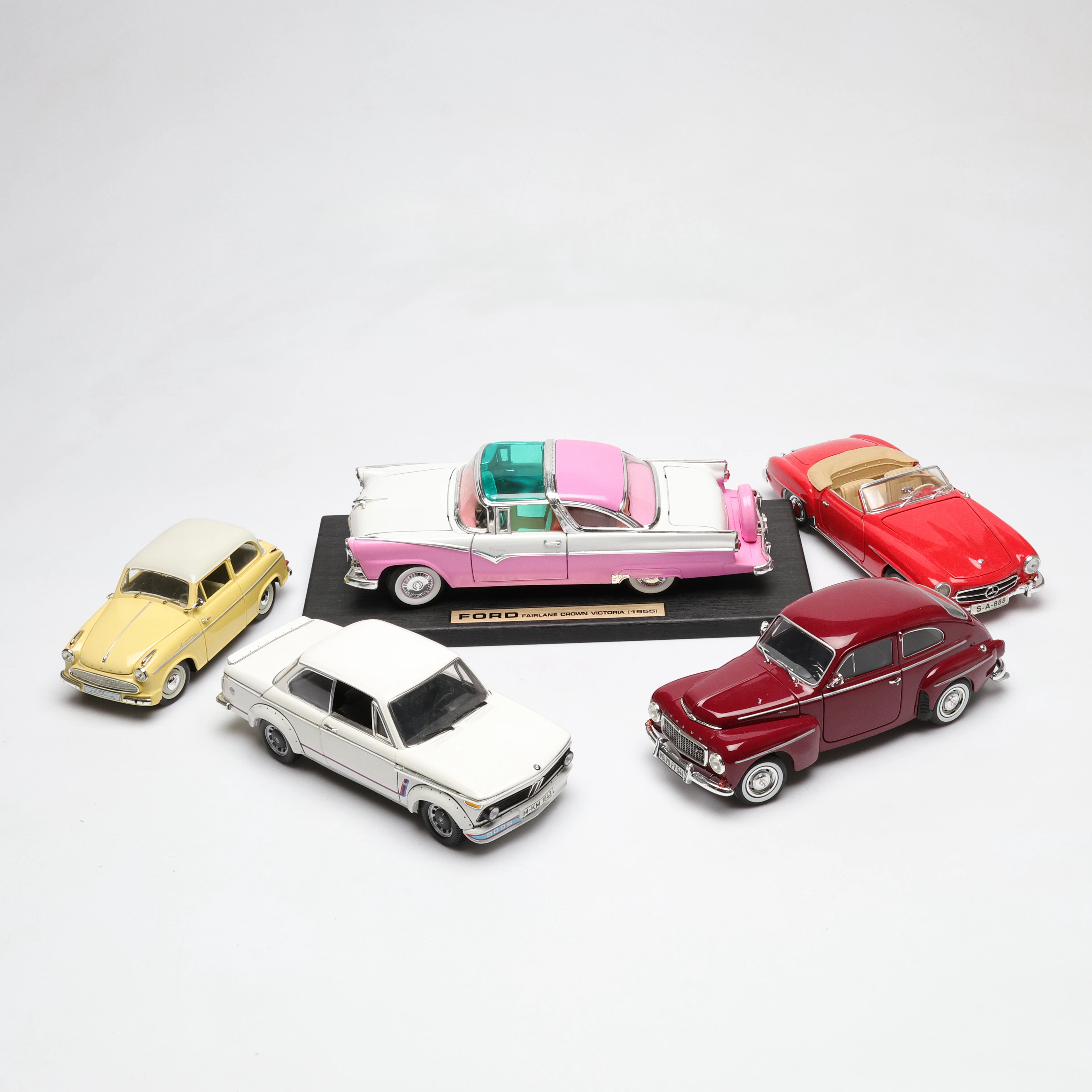MODELLBILAR, 5 st, skala 1:18, bl.aFord Fairlane Crown Victoria (1955).