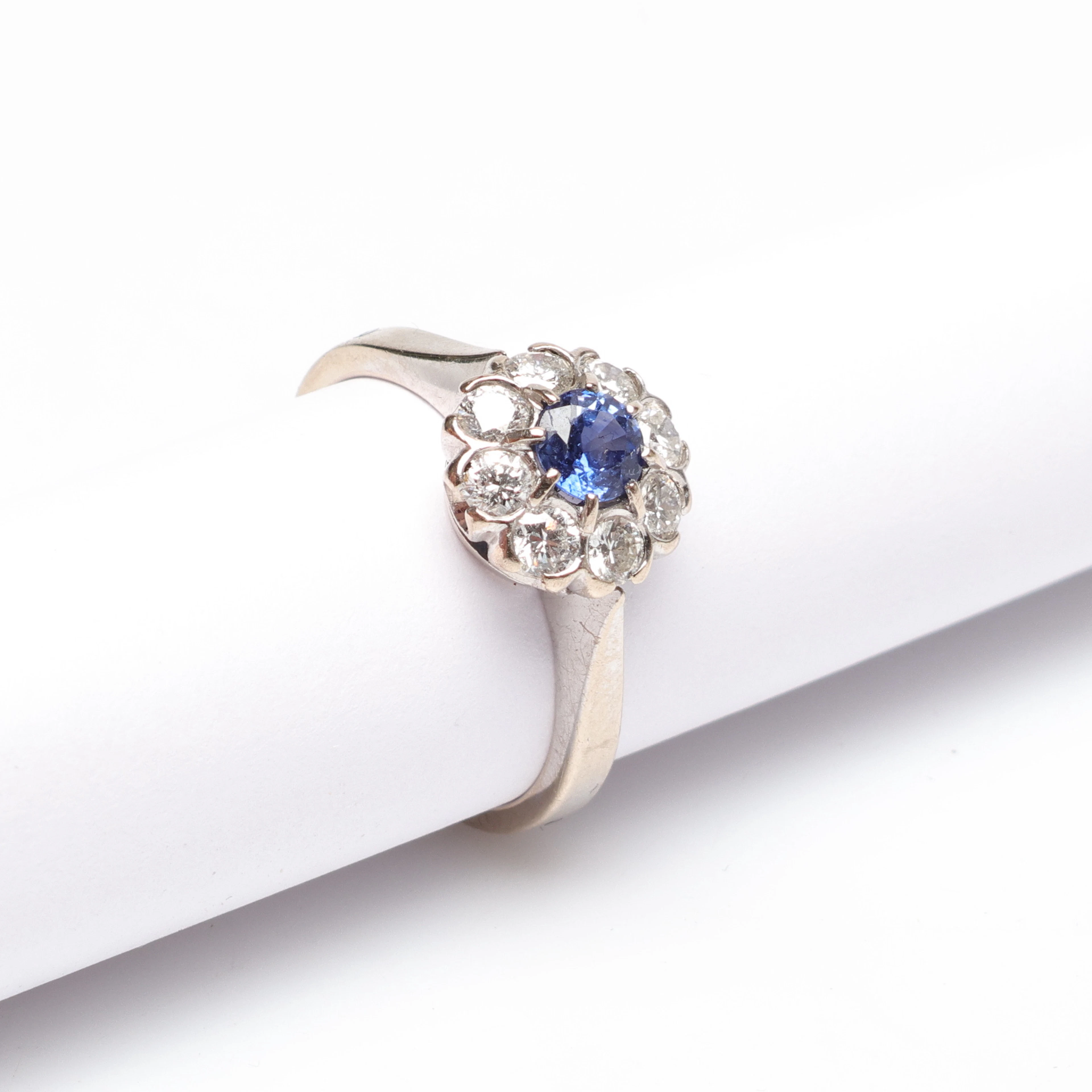 RING, 18K vitguld med safir och diamanter, vikt ca 4.5gram.