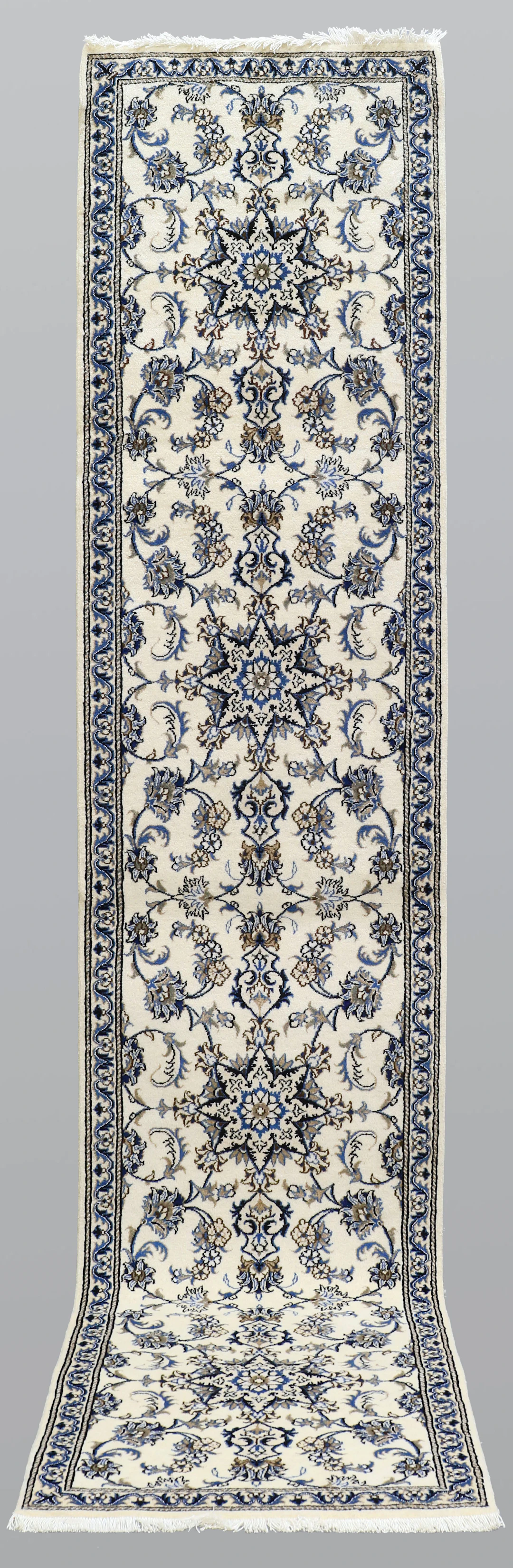 ORIENTMATTA. Nain gallerimodell, 397 x 82 cm.