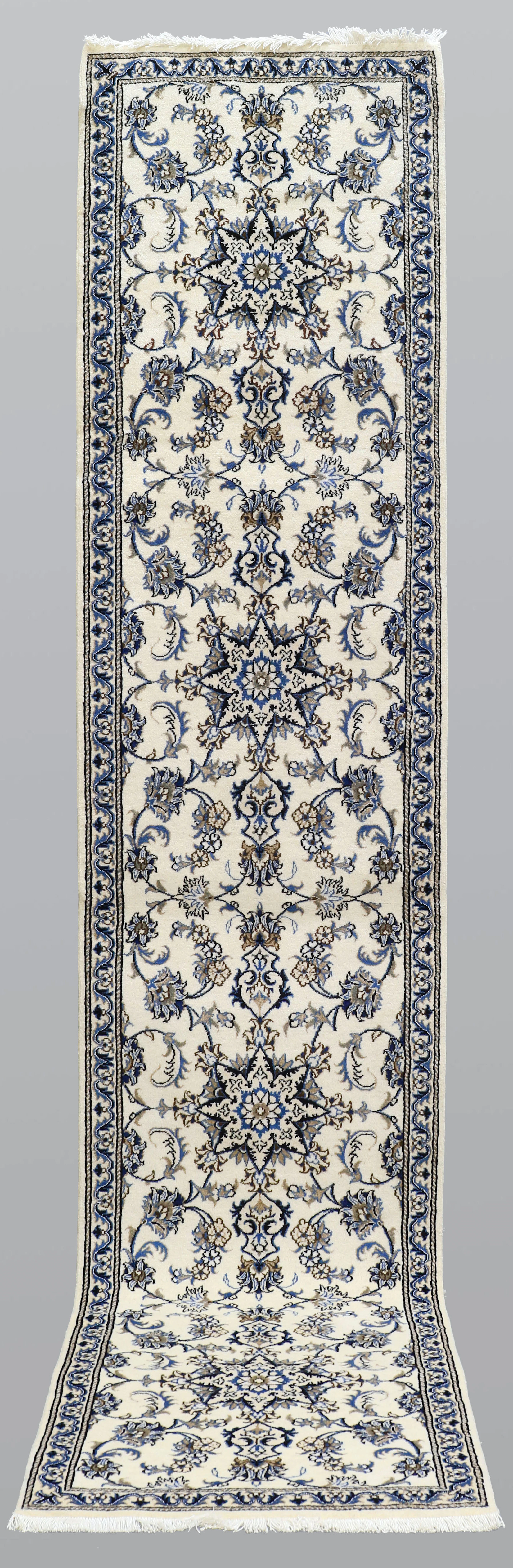 ORIENTMATTA. Nain gallerimodell, 397 x 82 cm.