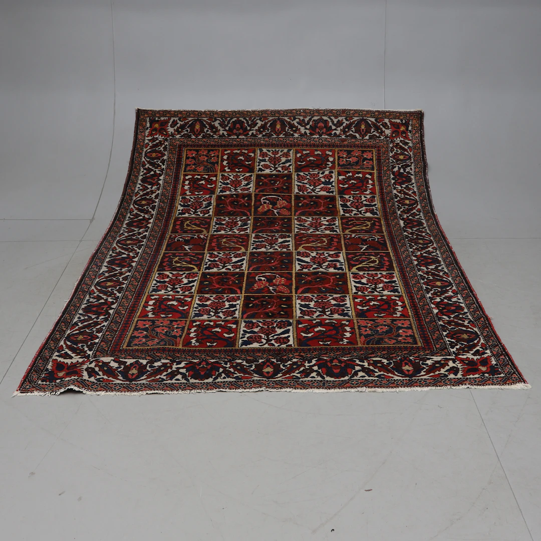 MATTA, orientalisk Bachtiari. Ca 214x297 cm.