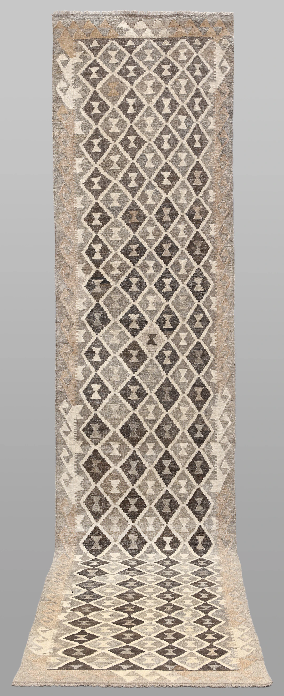 ORIENTMATTA. Kelim naturfärgad gallerimodell, 391 x 82 cm.