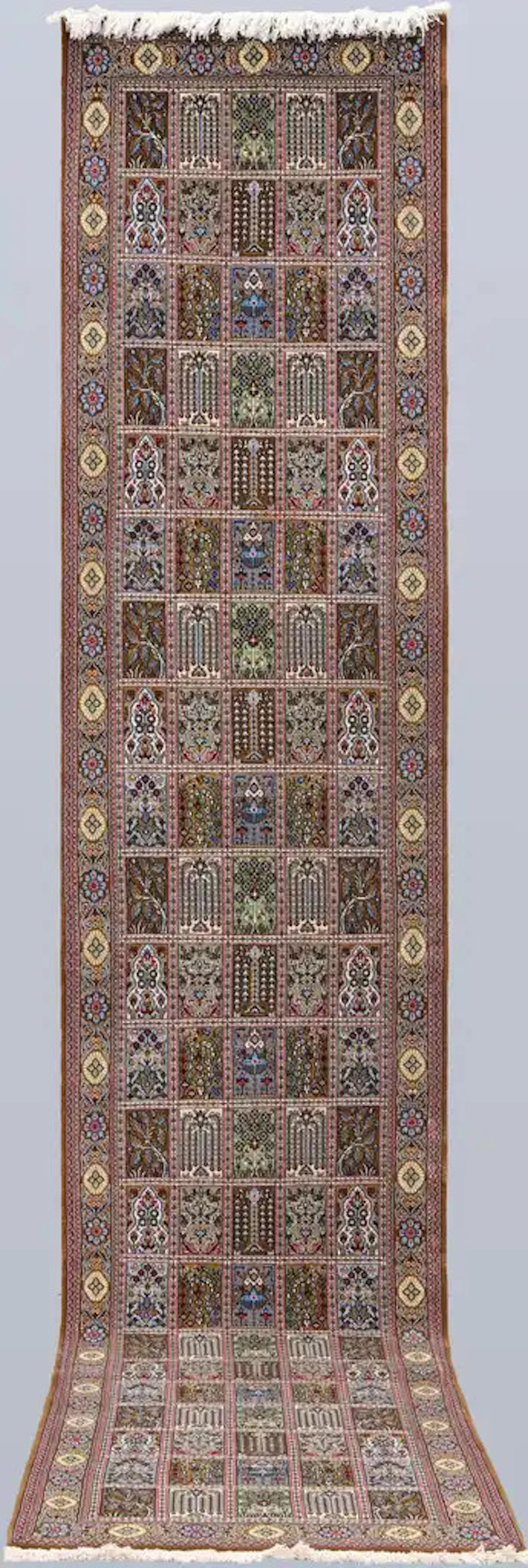 ORIENTMATTA. Gohm gallerimodell, trädgårdsmönstrad, 397 x 83 cm.
