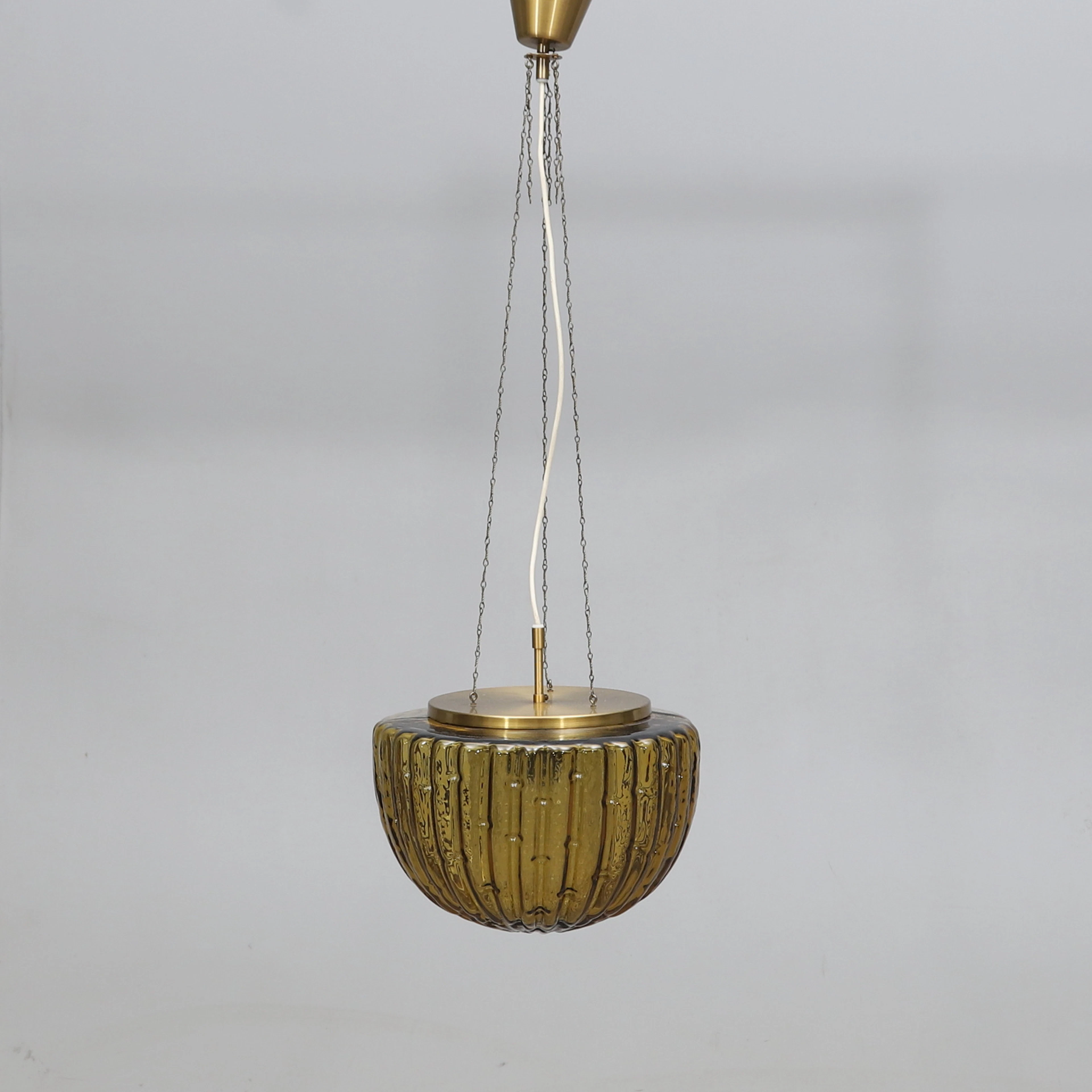 TAKLAMPA, glas och mässing, möjligen Carl Fagerlund, Orrefors, 1960/70-tal.