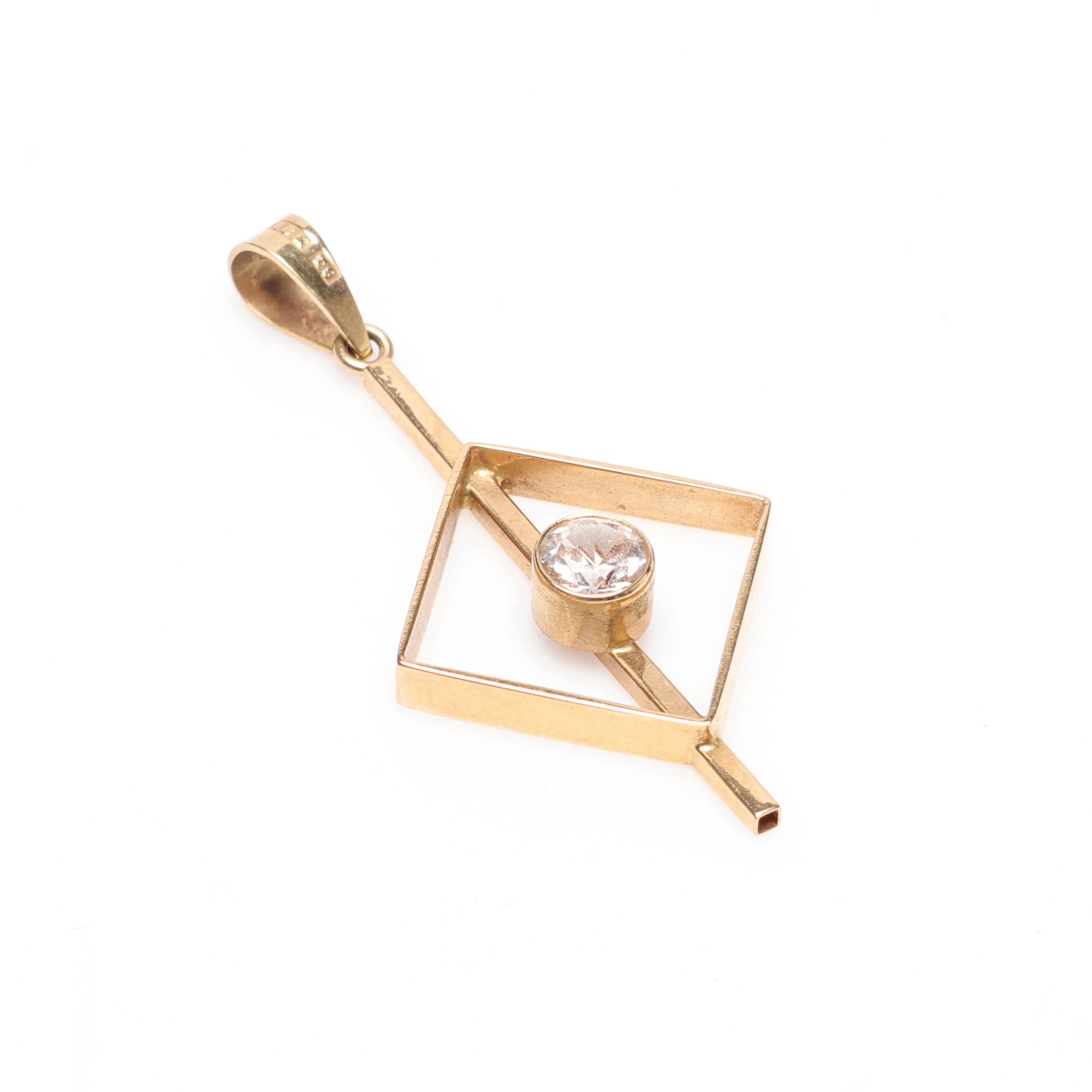 HÄNGE, 18K guld, med vit sten, vikt ca 2.6gram.