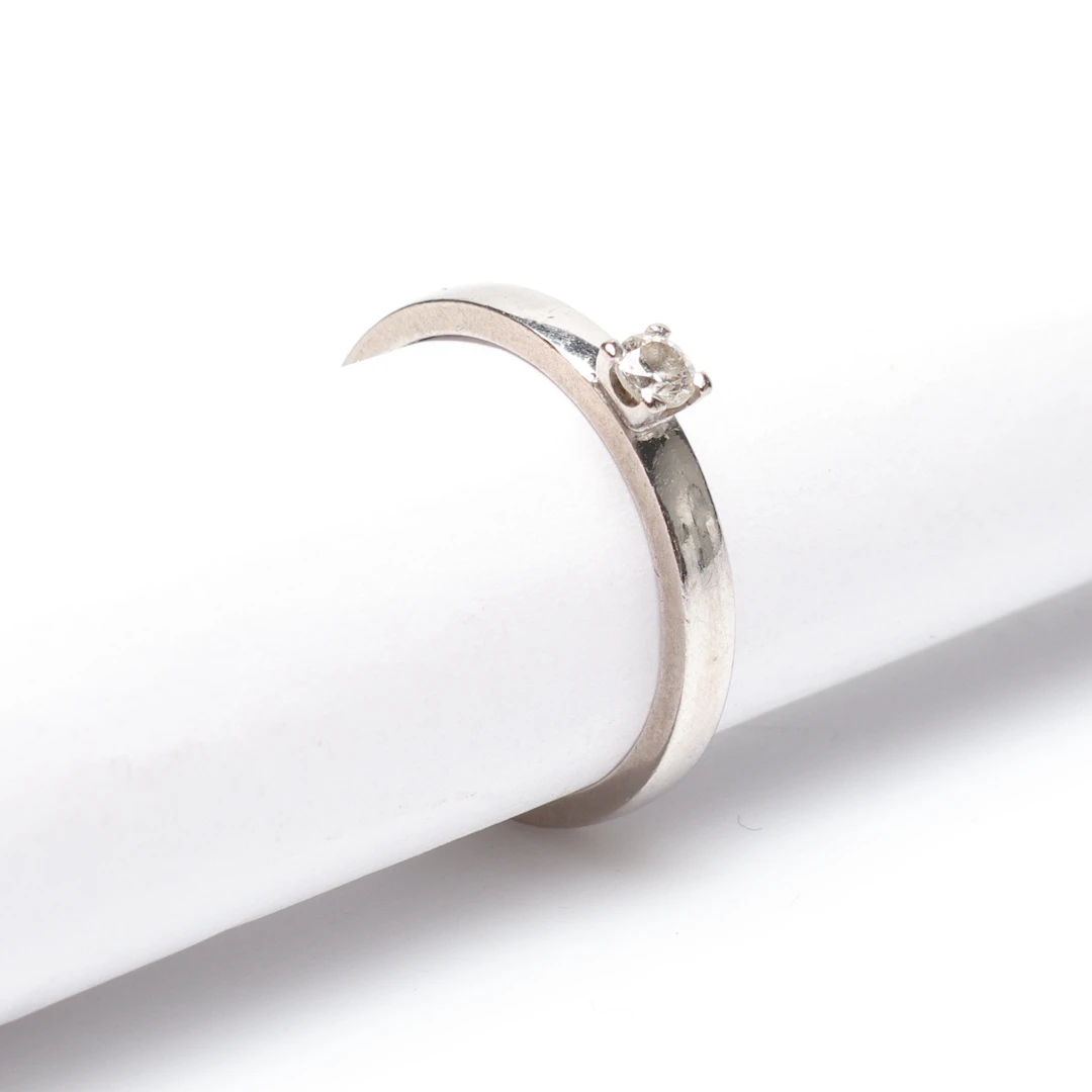 RING, 18K, Vitguld, med vit sten, vikt cirka 3,2 gram.