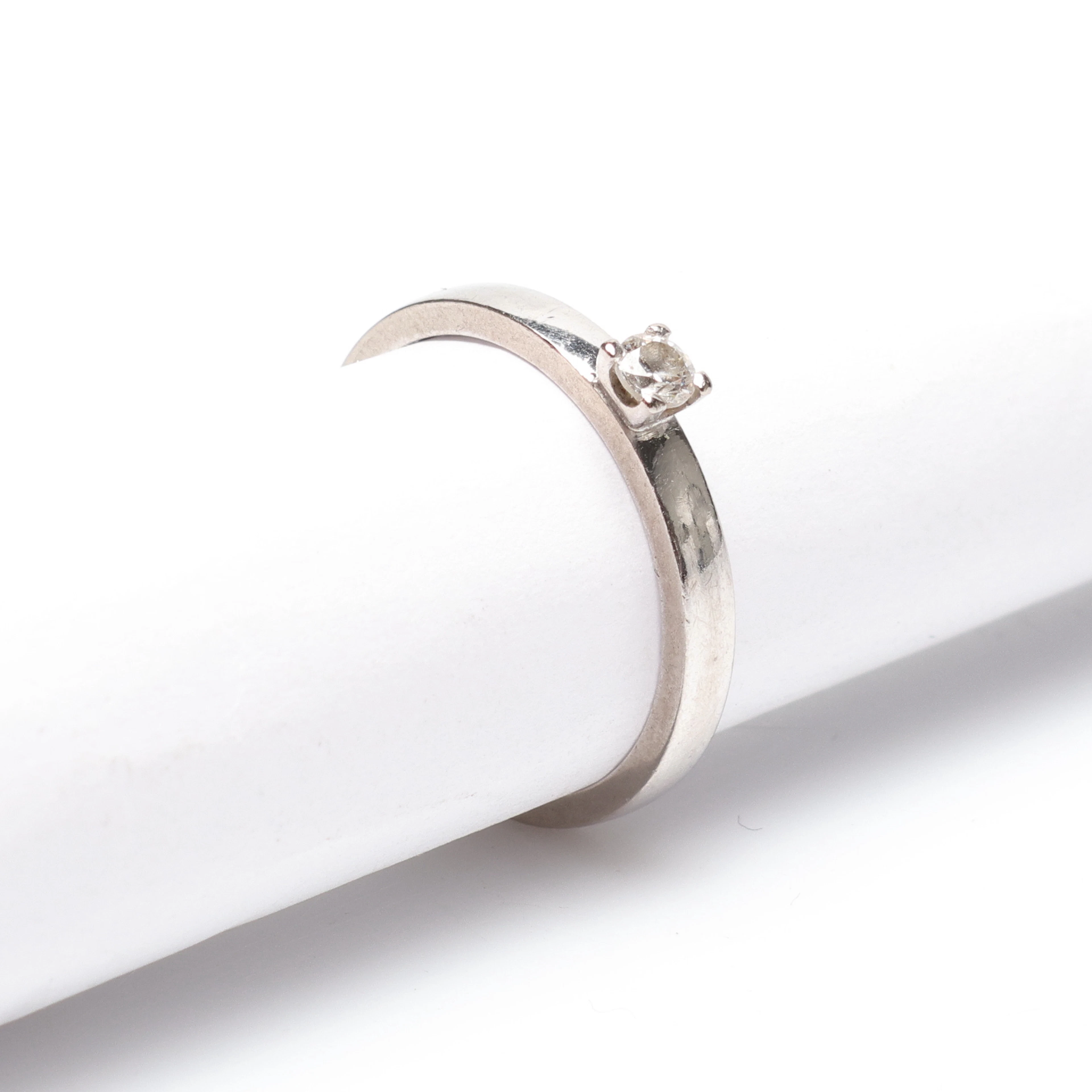 RING, 18K, Vitguld, med vit sten, vikt cirka 3,2 gram.