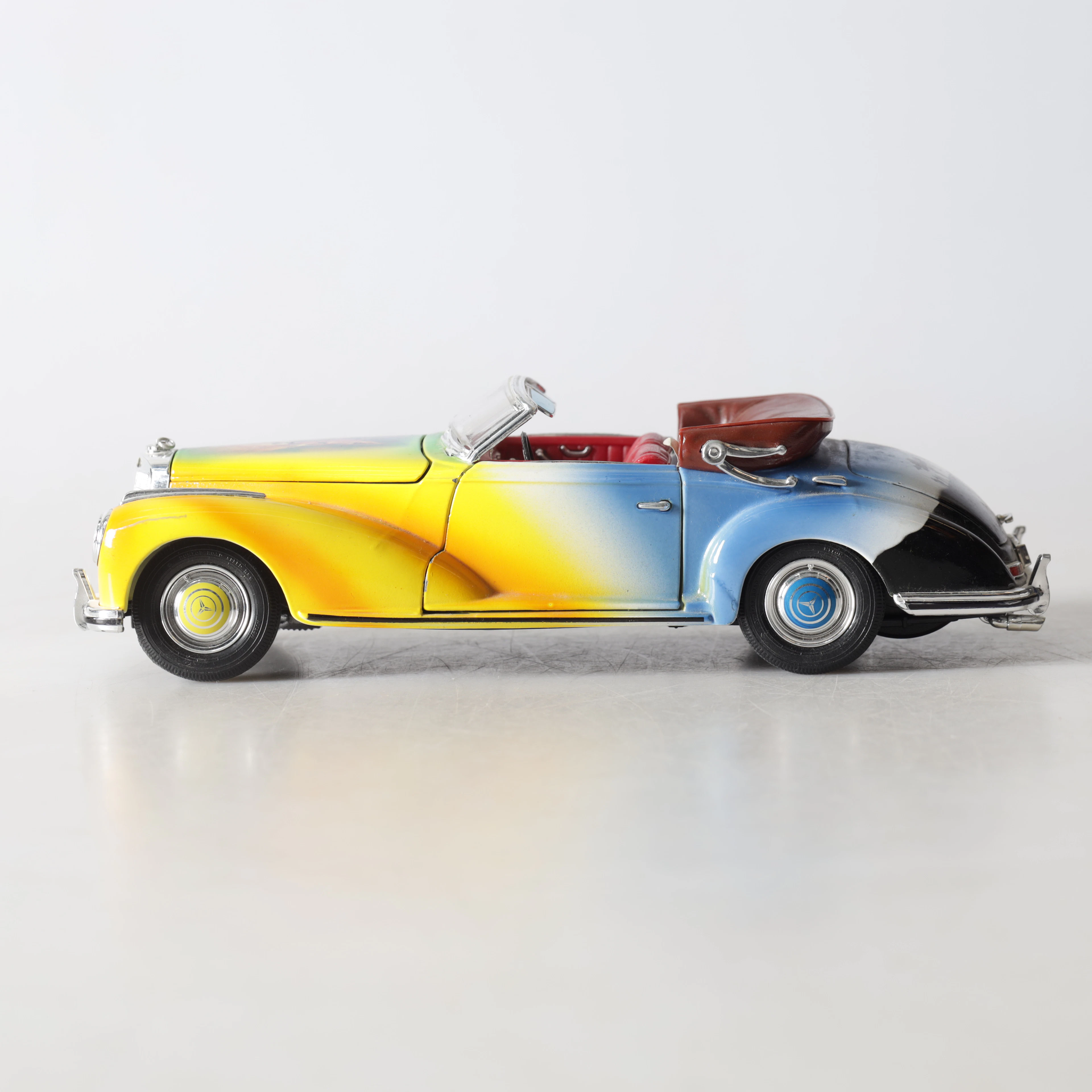 MODELLBIL. "Mercedes-Benz 300S", Maisto.