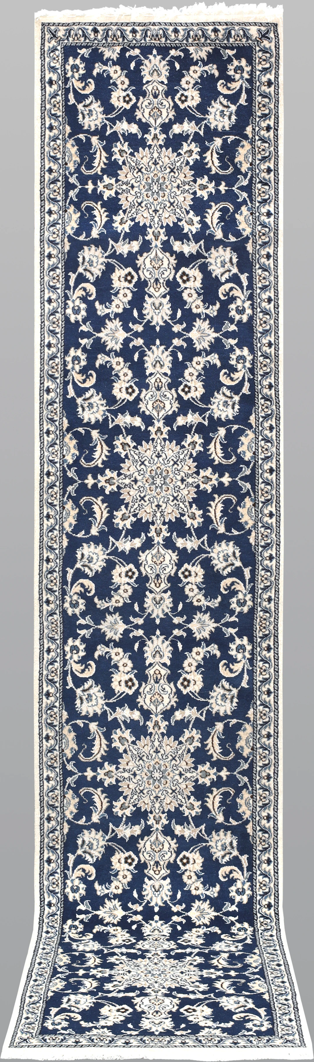 ORIENTMATTA. Nain gallerimodell, 393 x 78 cm.