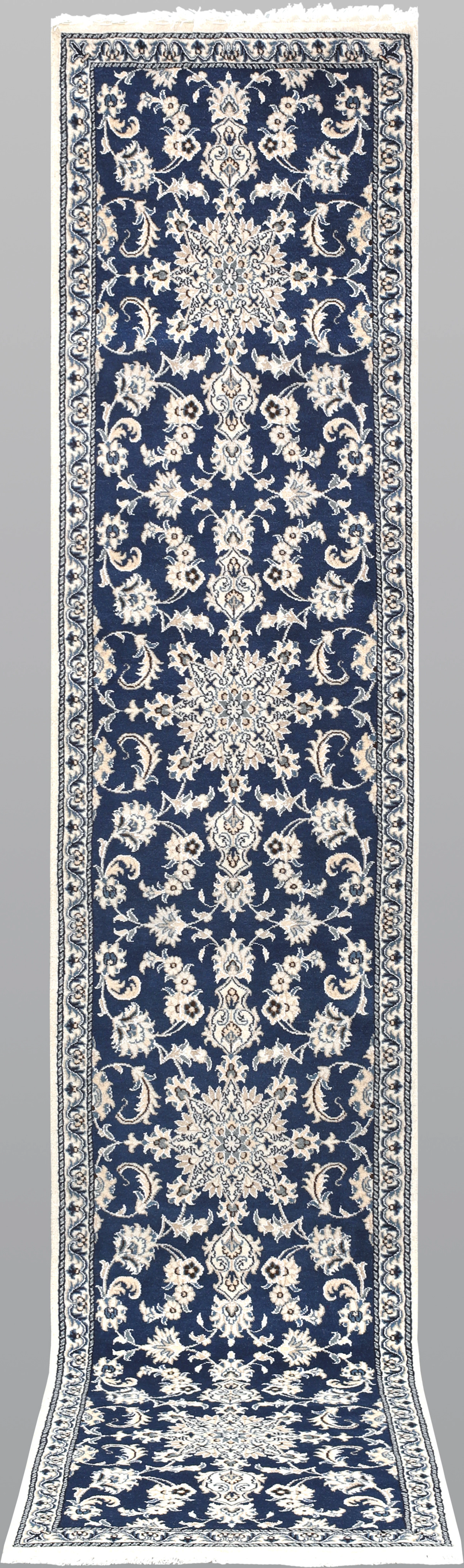 ORIENTMATTA. Nain gallerimodell, 393 x 78 cm.