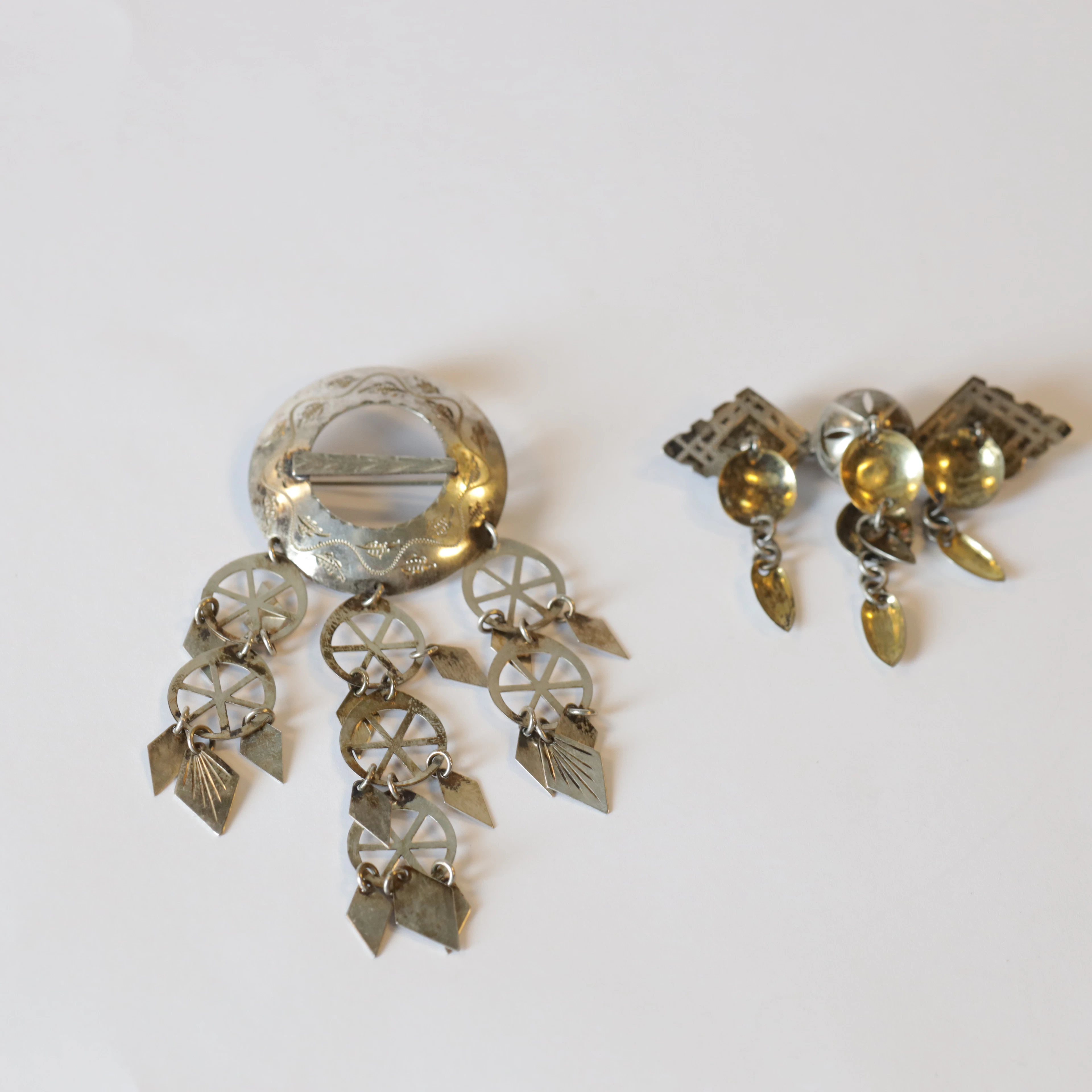 DRÄKTSMYCKEN, 2 st, broscher, silver, folkkonst, totalvikt ca 22g.
