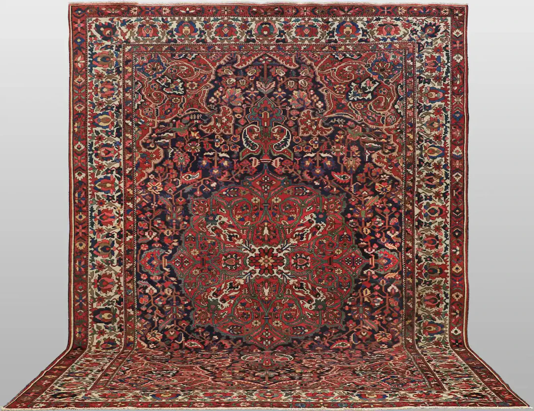 ORIENTMATTA. Antik Baktiari, ställvis slitage, 438 x 330 cm.