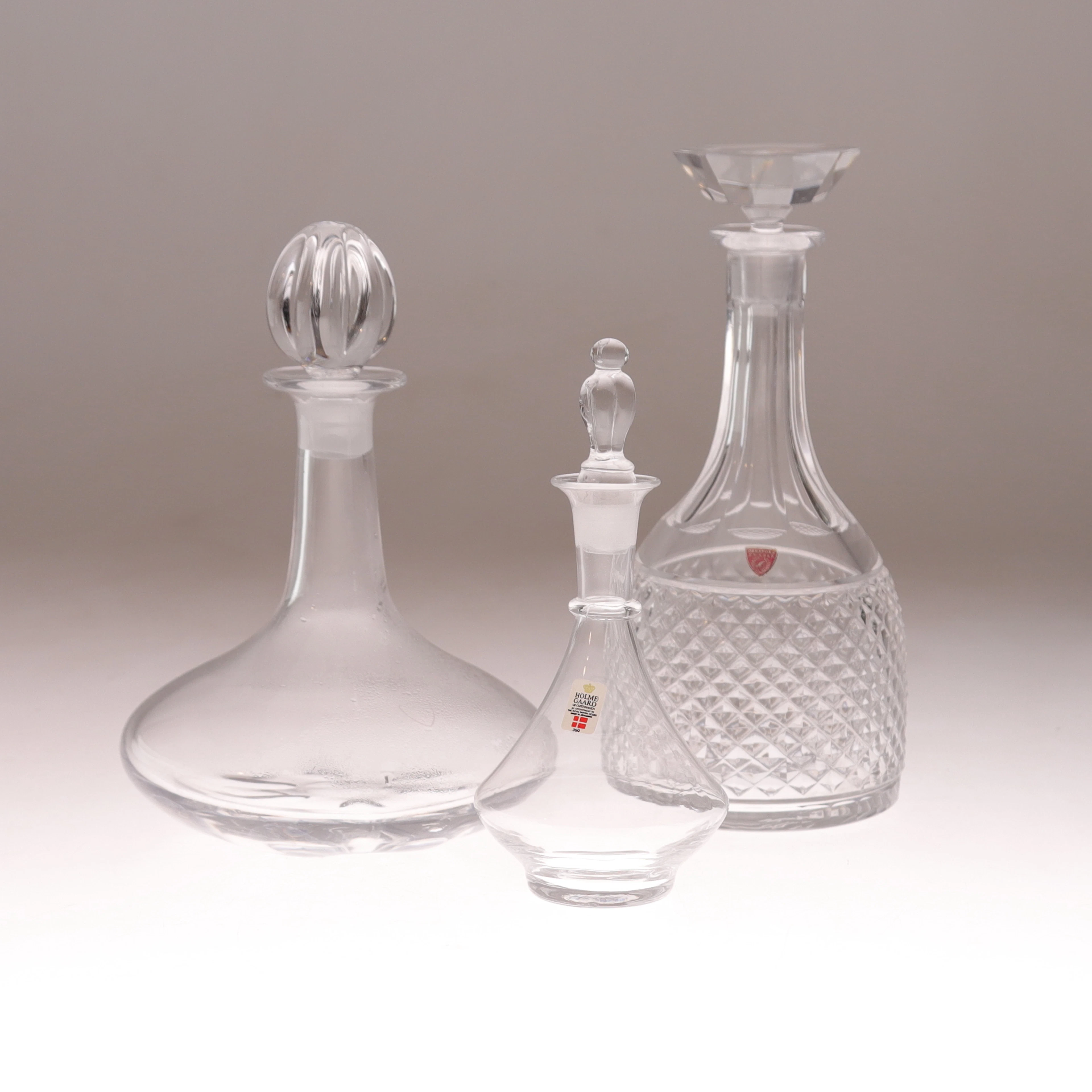 KARAFFER, 3 st, glas, Orrefors och Holmegaard, delvis Nils Landberg.