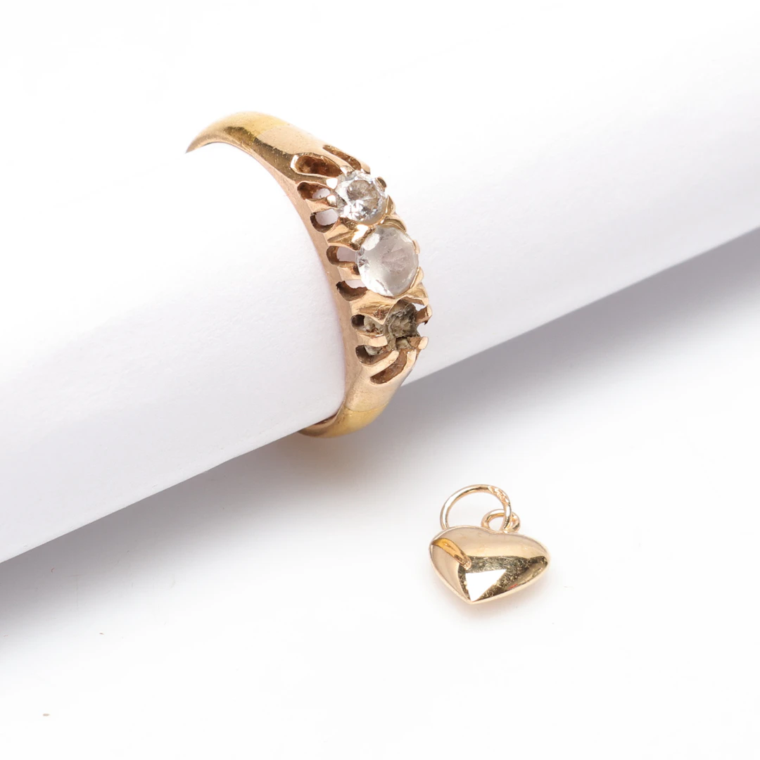 RING samt HÄNGE, 18K-23K, Guld, vikt cirka 3,5 gram.