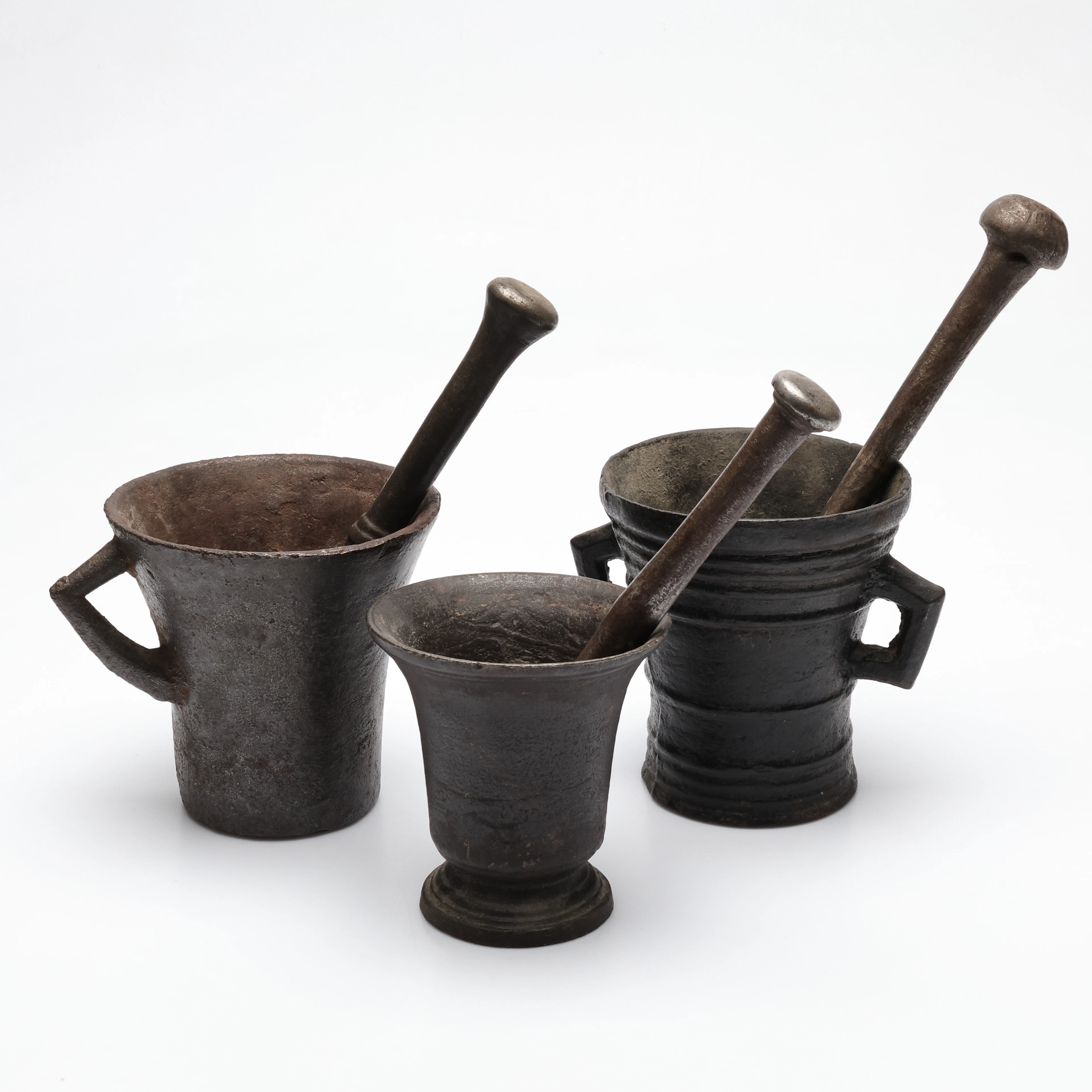 MORTLAR med stötar, 3 st järn, troligen 18-1900-tal.
