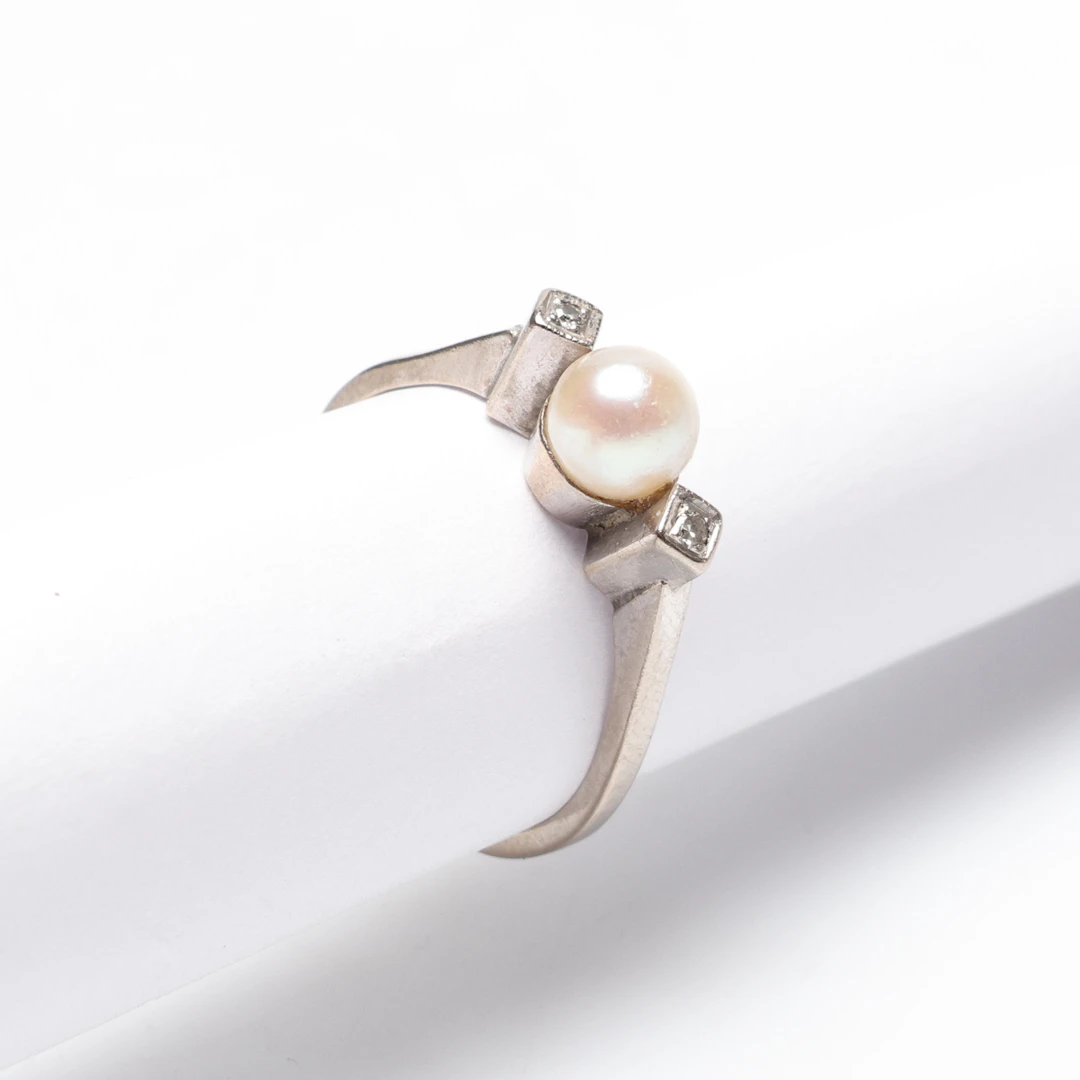 RING, 18K, Vitguld, med pärla och vita stenar. vikt cirka 2.9 gram.