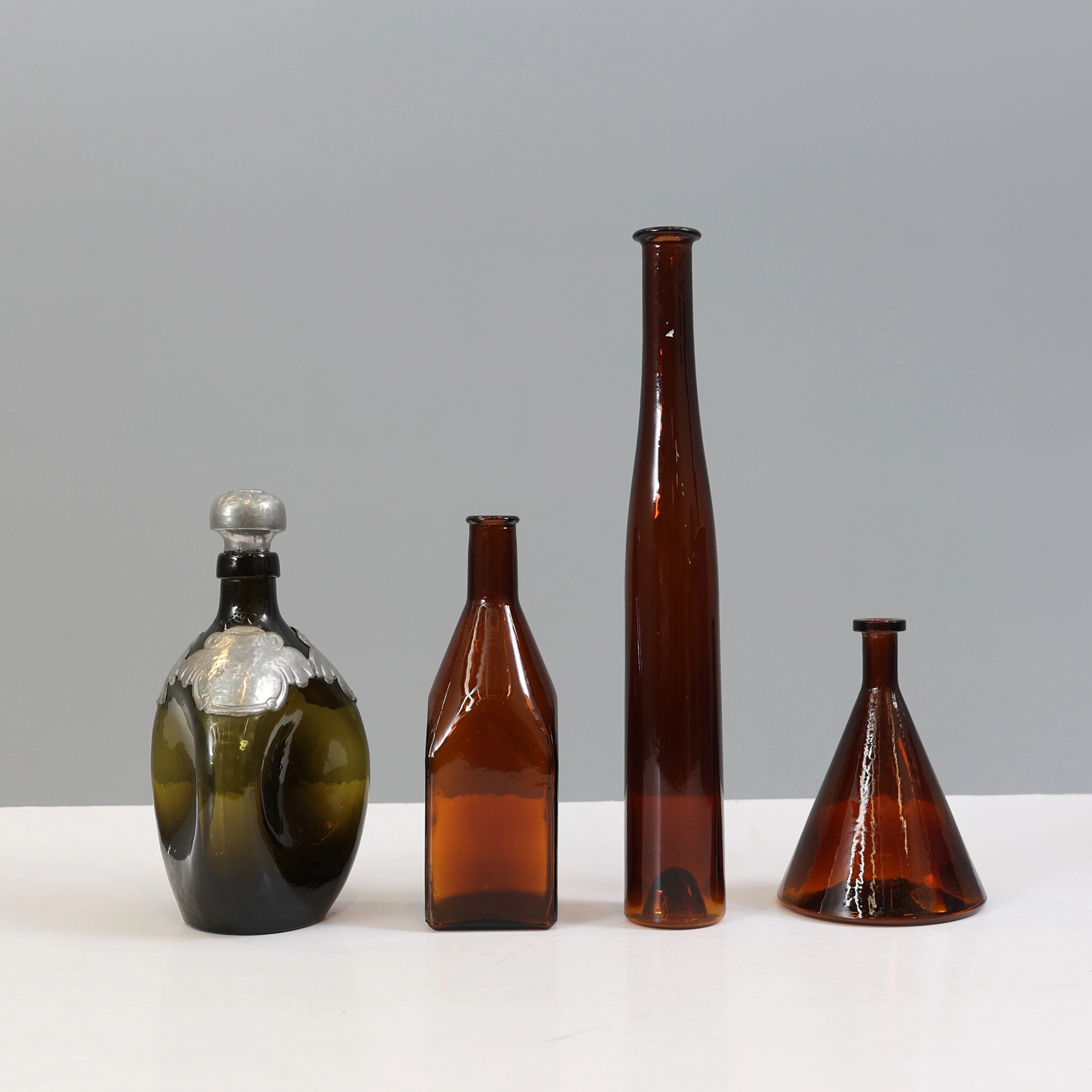 FLASKOR, 4 st, glas, 1900-tal.
