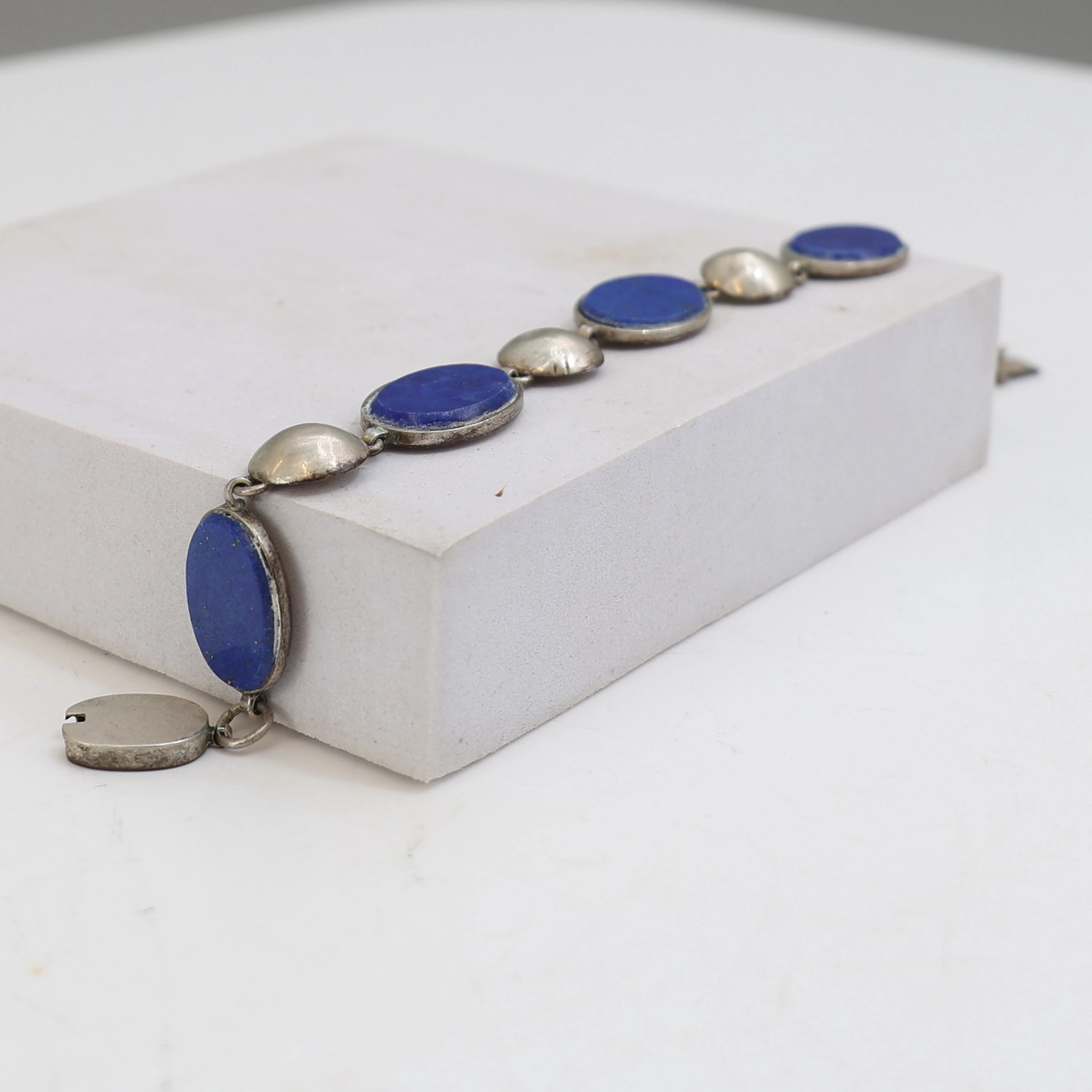 ARMBAND, silver och stenar, 1900-tal. Totalvikt 11,1 gram.