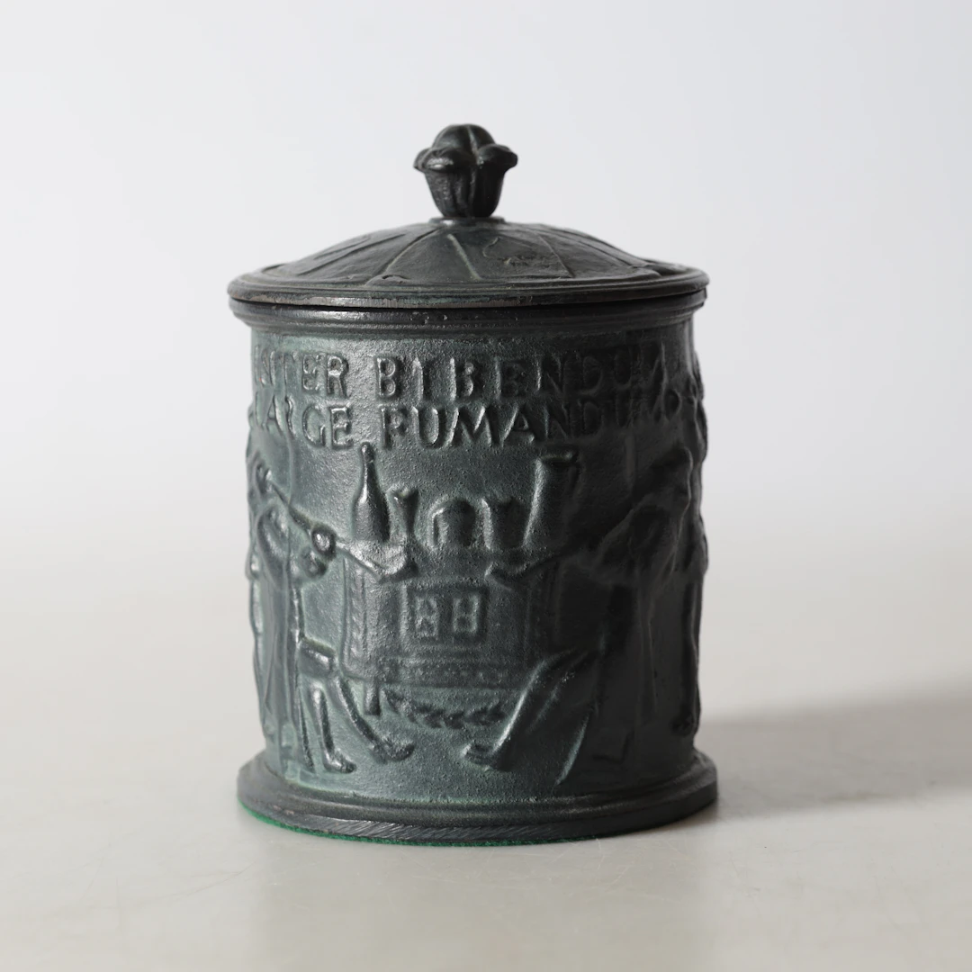 TOBAKSBURK, bemålad gjutjärn, "Inter Bibendum Large Fumandum", 1900-tal.