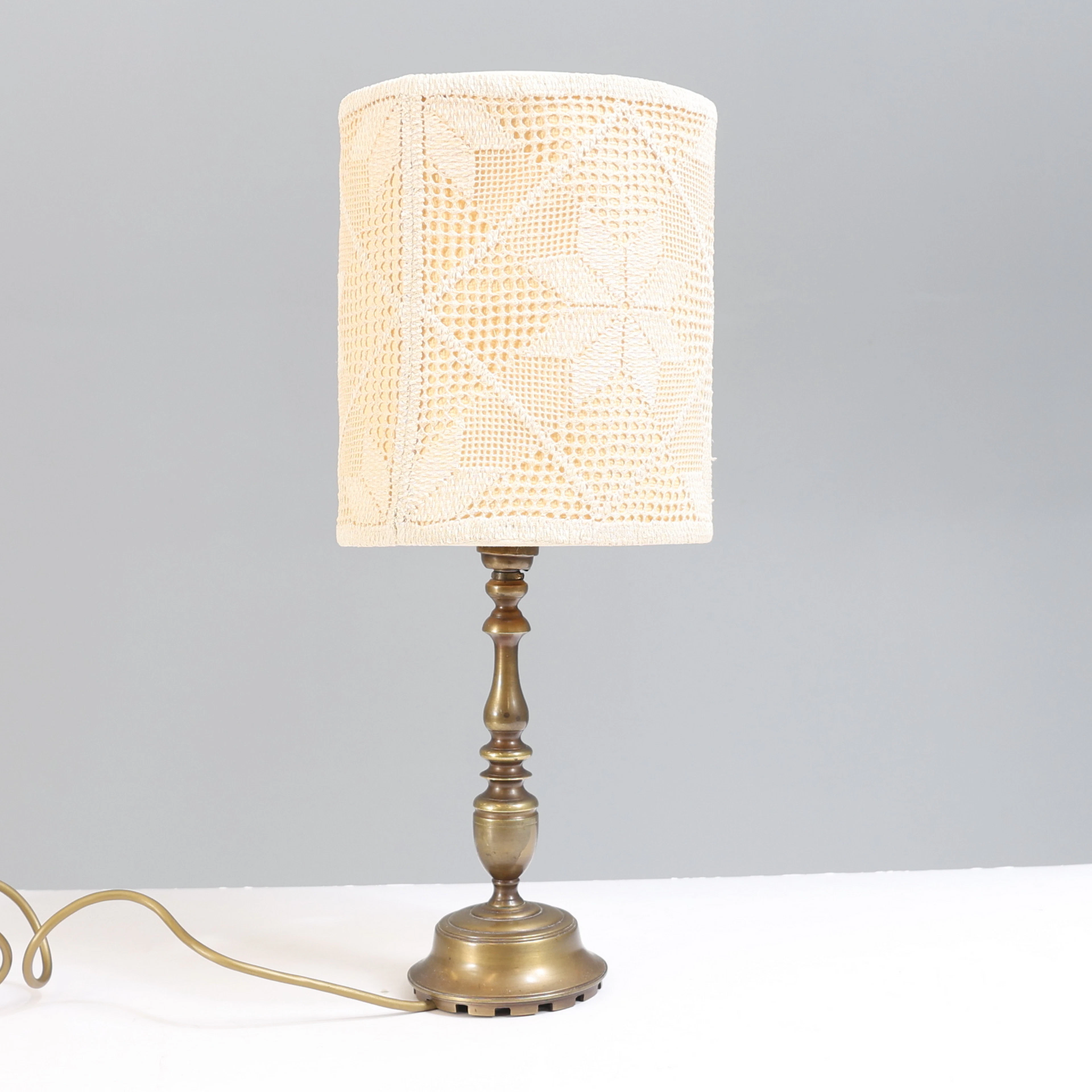 BORDSLAMPA, patinerad metall, 1900-tal.