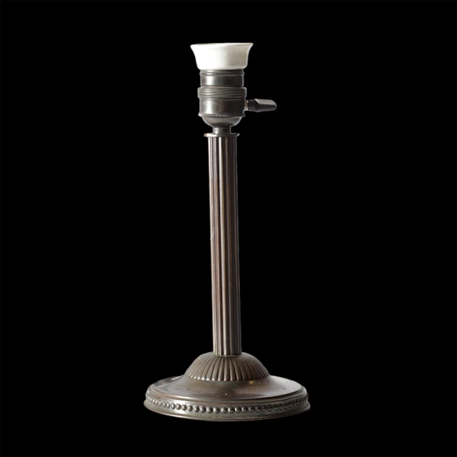 BORDSLAMPA, patinerad metall, 1900-talets första hälft.