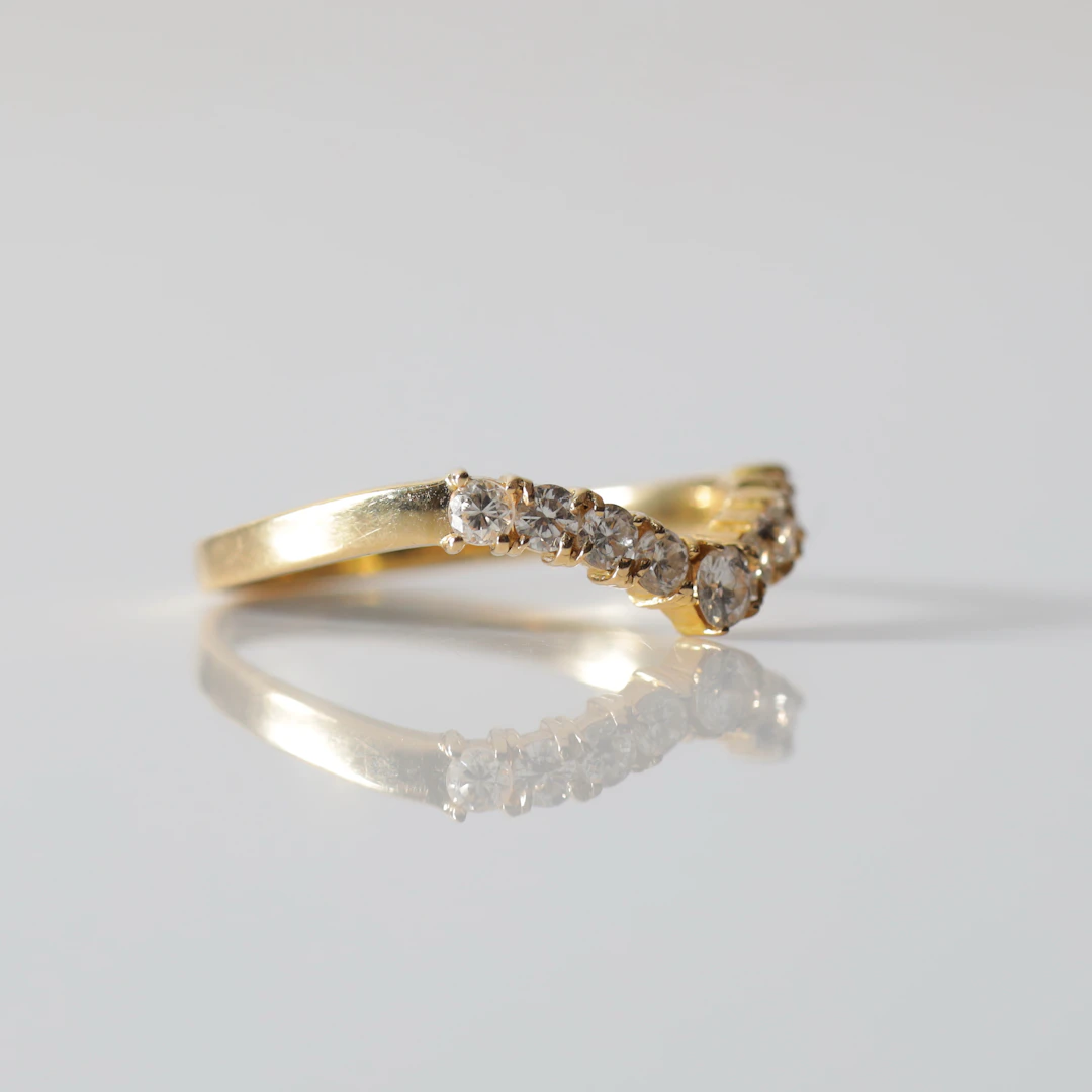 RING, s.k. "Wishbone-ring", 18K guld med diamanter. Totalvikt ca 3,4 gram.