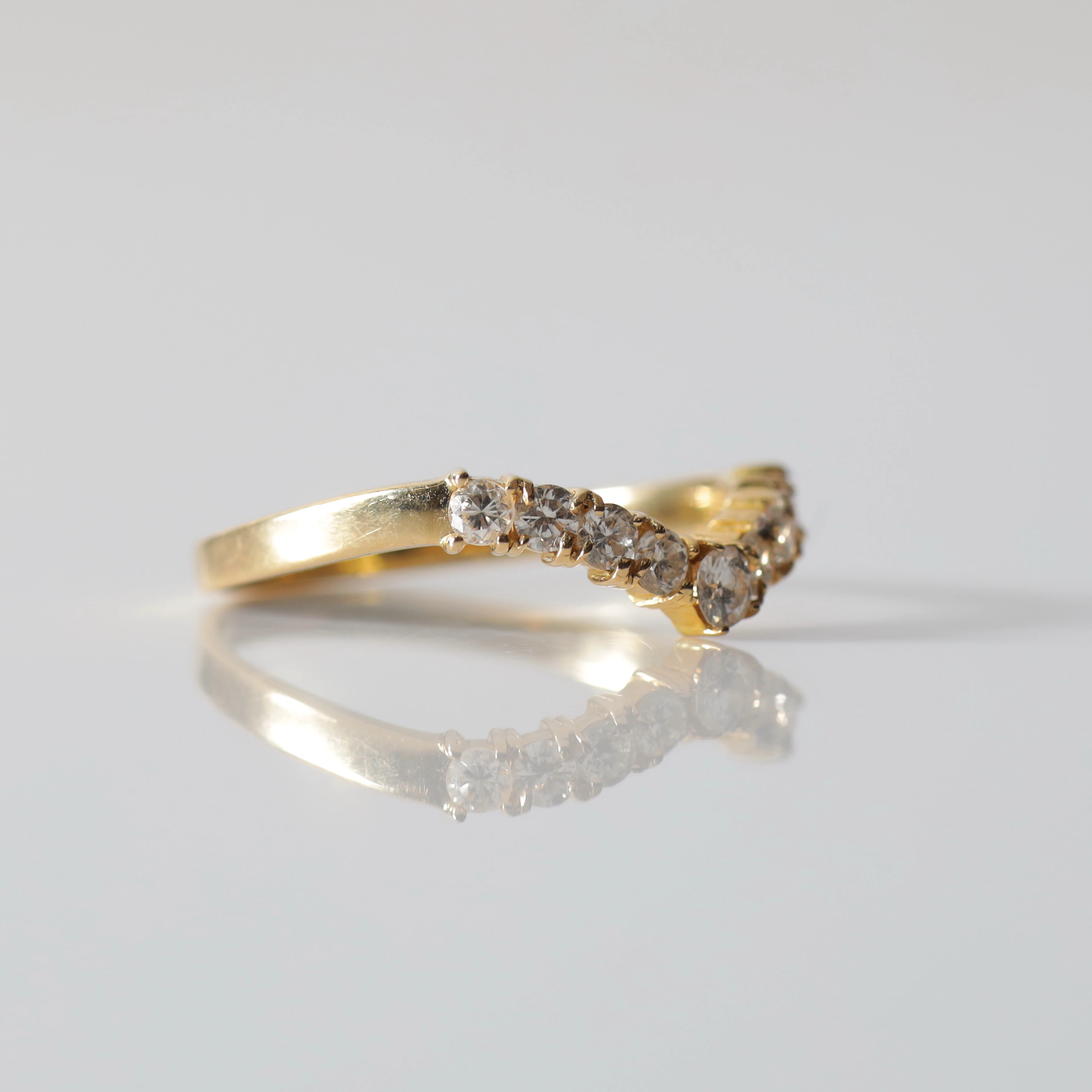 RING, s.k. "Wishbone-ring", 18K guld med diamanter. Totalvikt ca 3,4 gram.