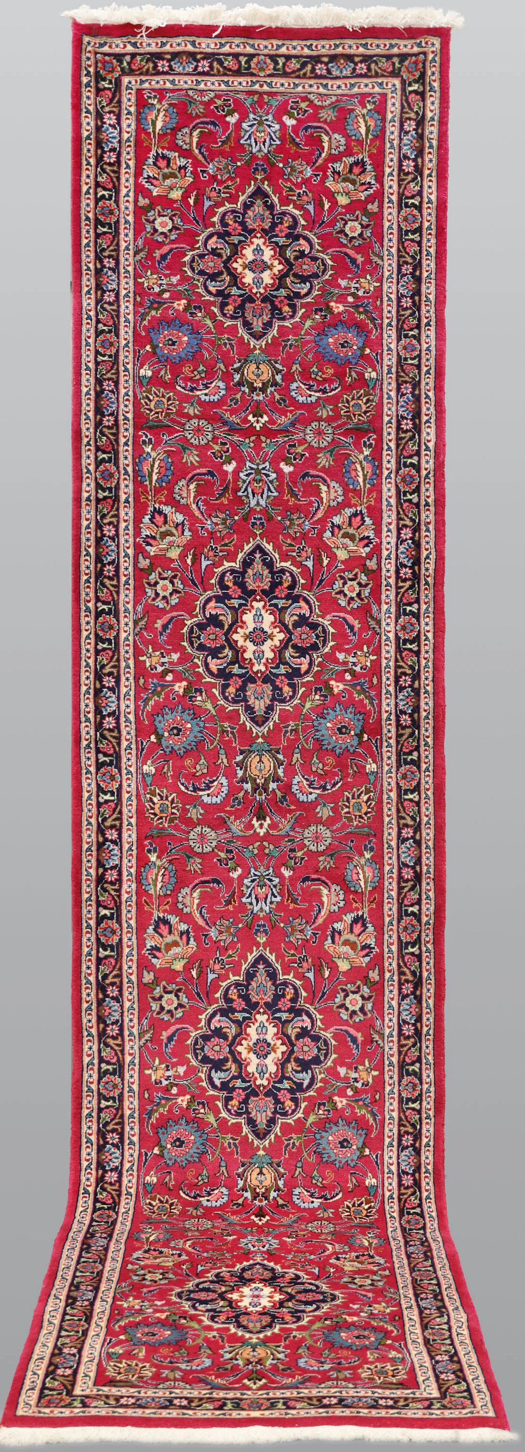 ORIENTMATTA. Meshed gallerimodell, 396 x 88 cm.