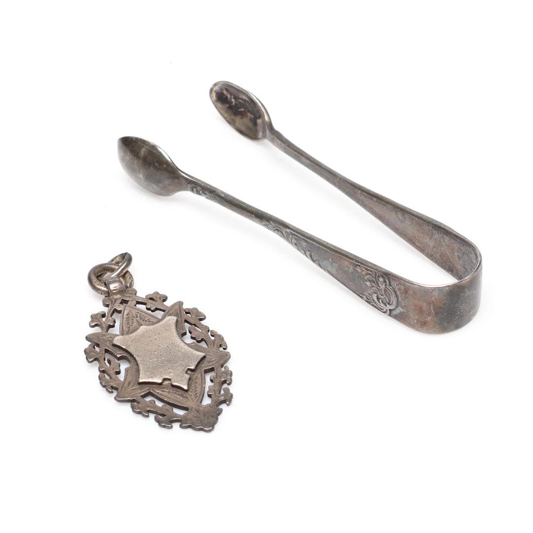 HÄNGE samt SOCKERTÅNG, silver, vikt ca 30g, England.