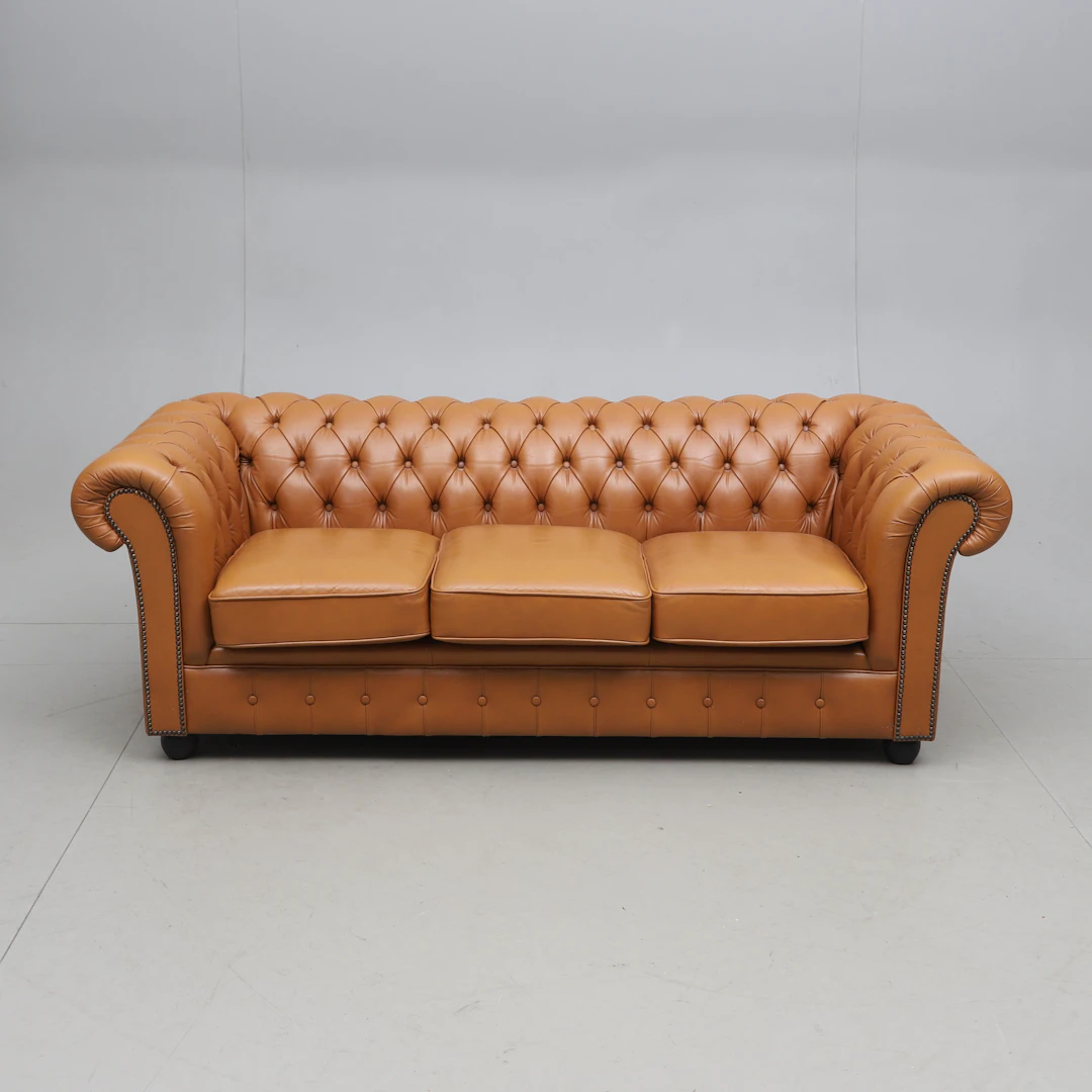 SOFFA, skinn, Chesterfield-modell, 1900-talets andra hälft.