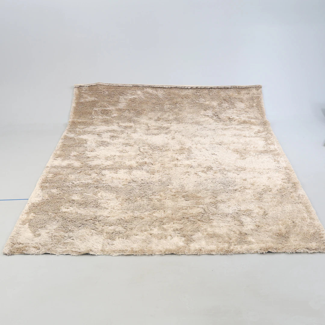 MATTA, petyarn, "Falling Water", Layered, samtida, 398 x 302 cm.