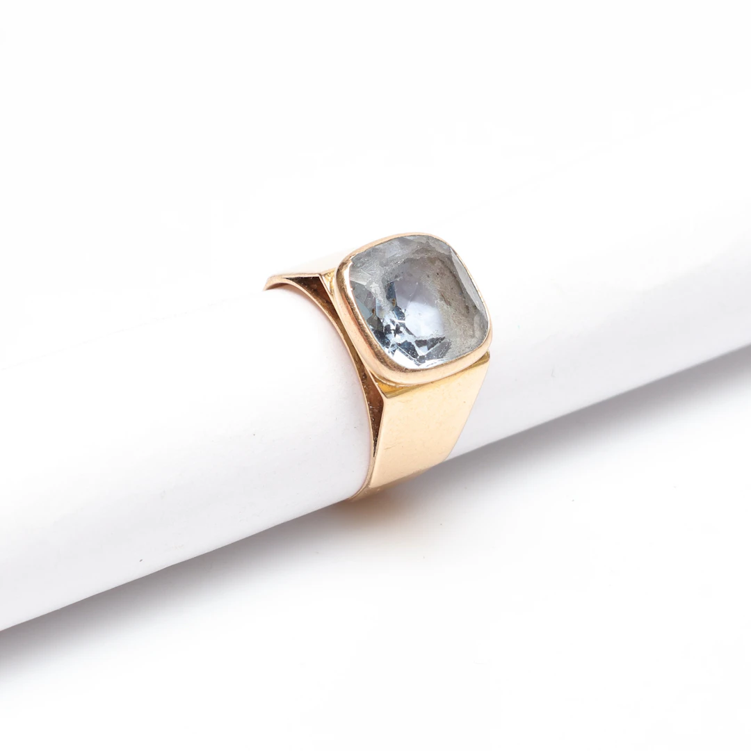 RING, med blå sten, 18K, Guld, vikt cirka 4 gram.