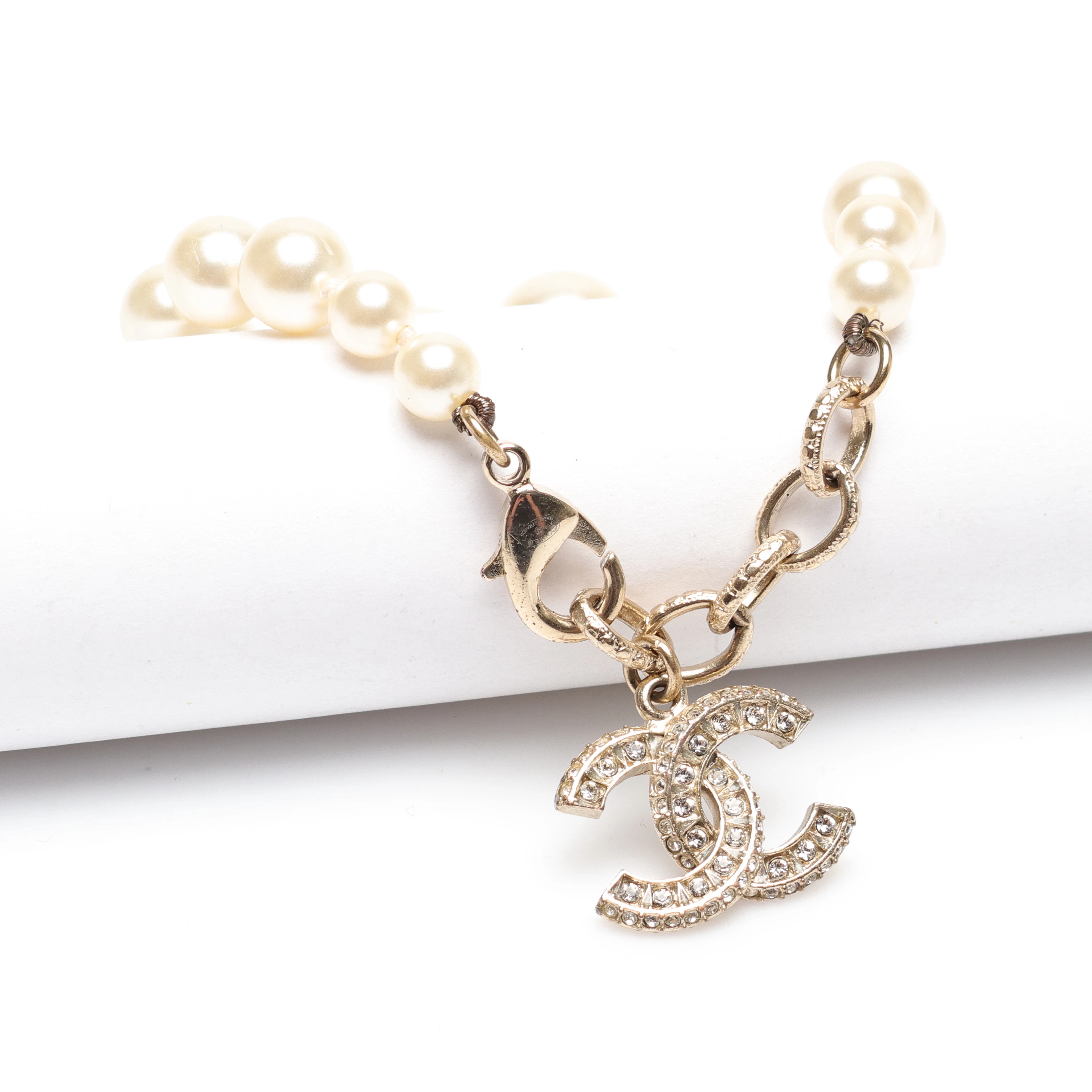 CHANEL. Armband, fauxpärlor och strass med CC-logga. I ask.