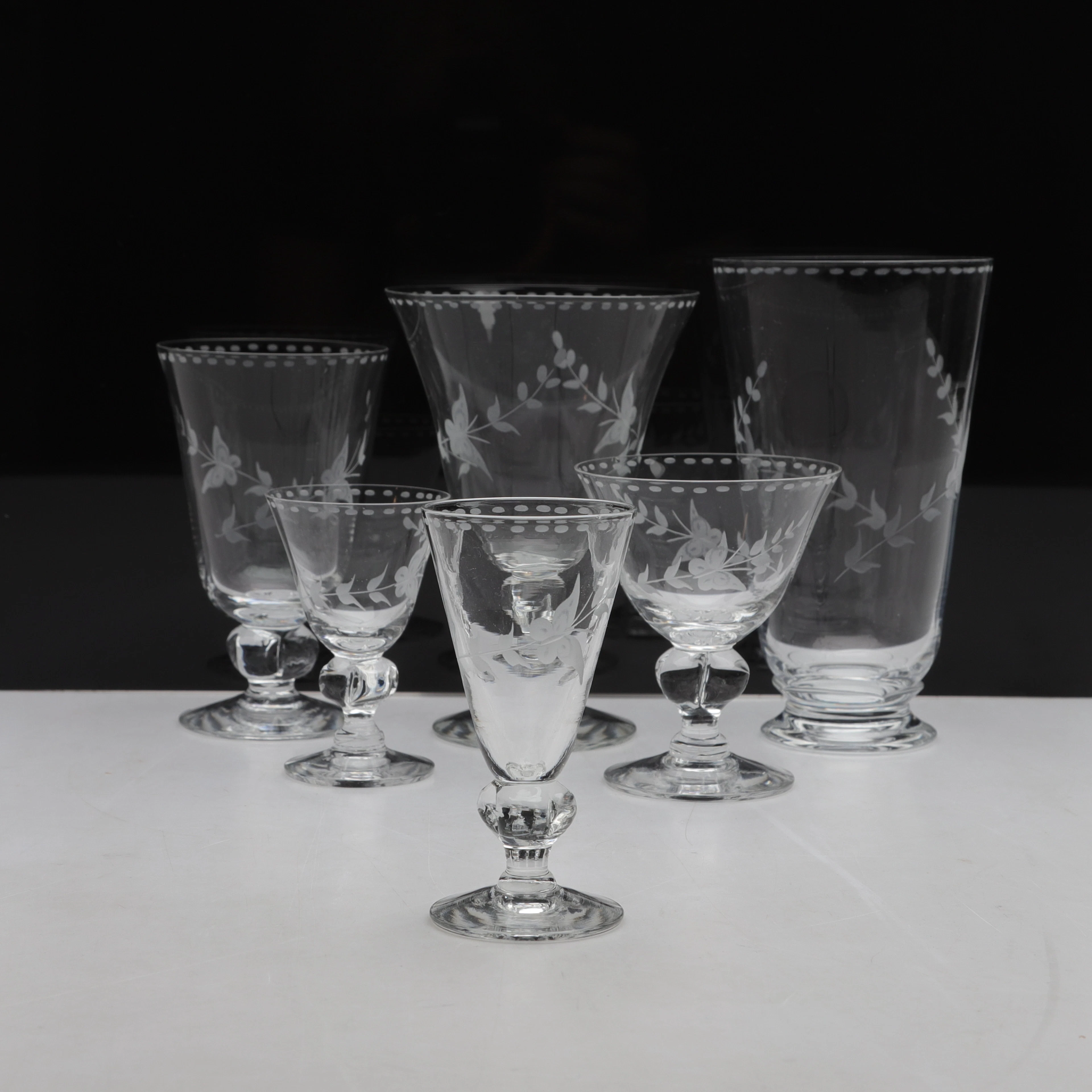 GLASSERVIS, ca 48 delar, graverad dekor, S.Wulffs gravyr, 1900-talets