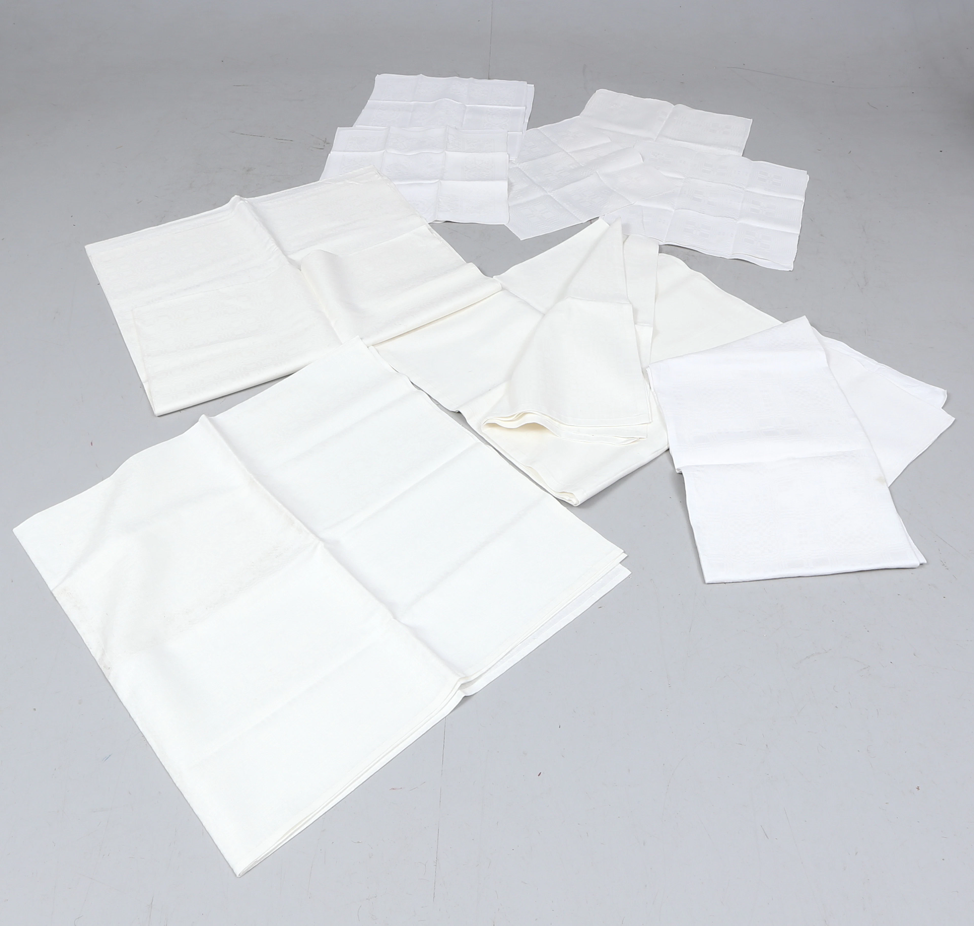 TEXTIL, 14 delar, linne, servetter och dukar.
