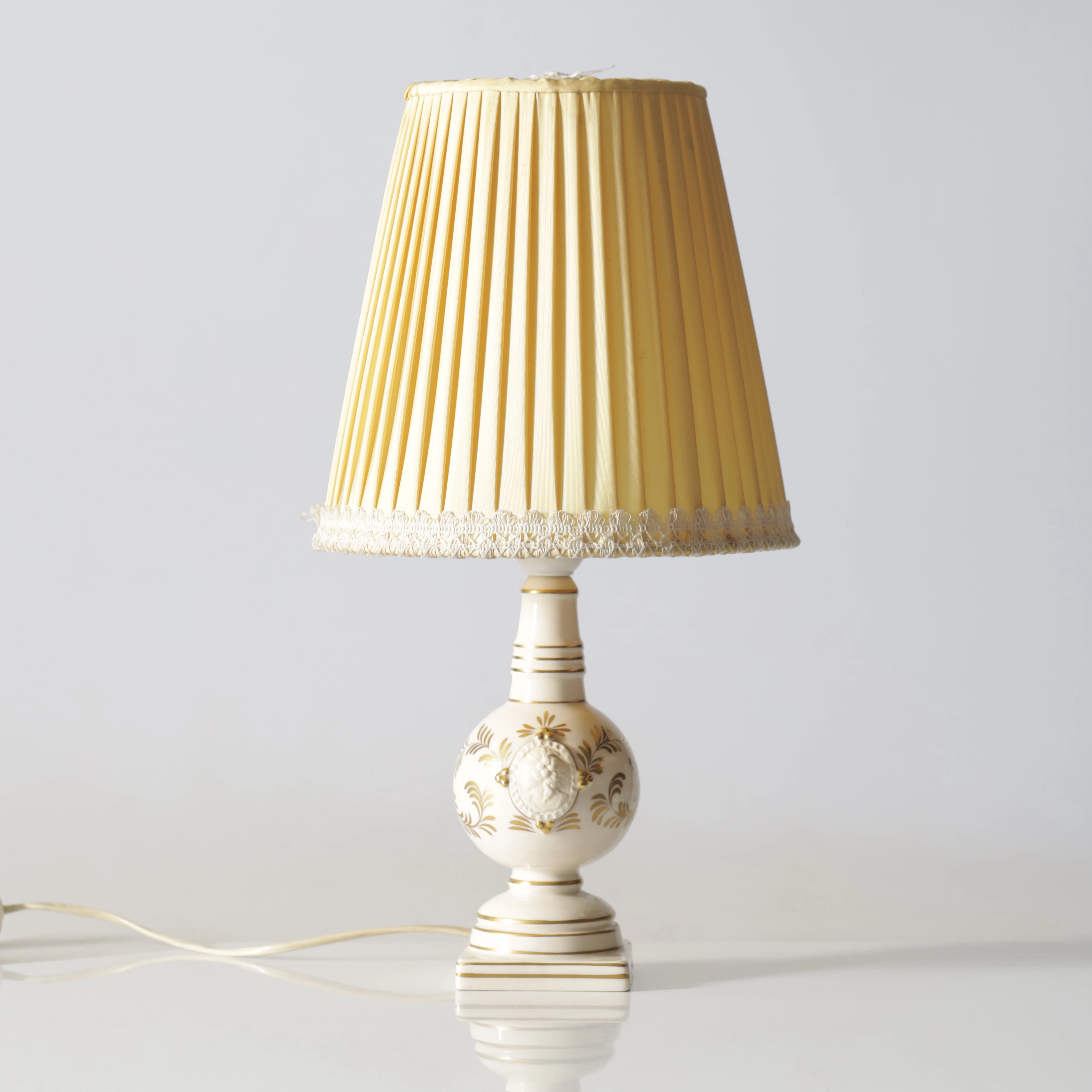 BORDSLAMPA, porslin, Italien, 1900-tal.