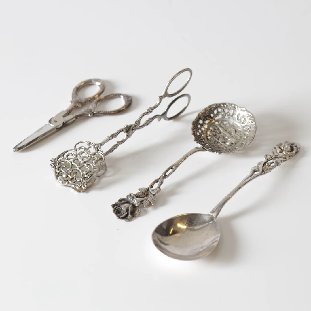 KAKTÅNG, TESIL, SERVERINGSSKED & DRUVSAX, silver. Totalvikt ca 137,4