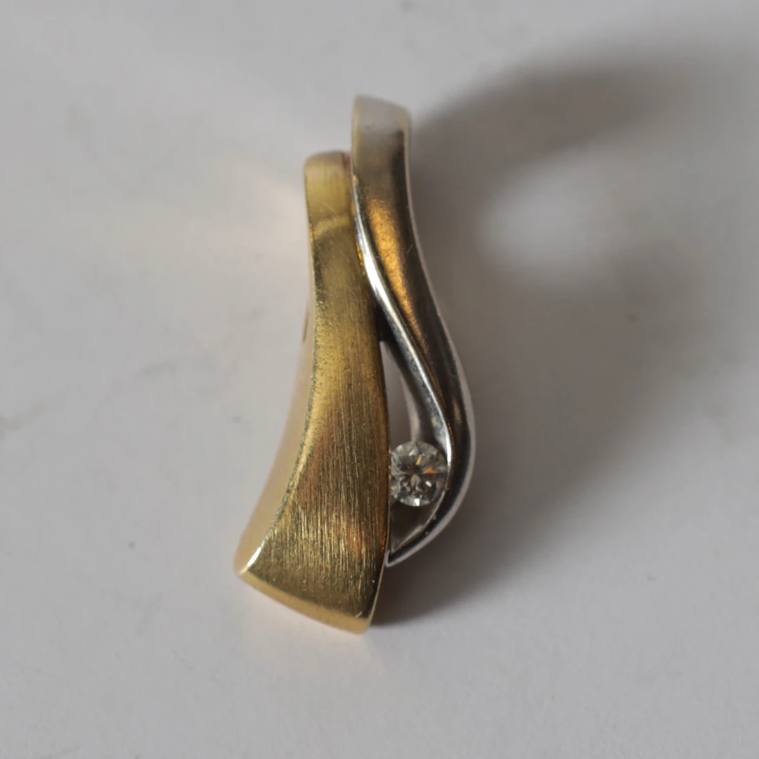 HÄNGE, 18K guld & vitguld med briljant. Totalvikt ca 3,8 gram.
