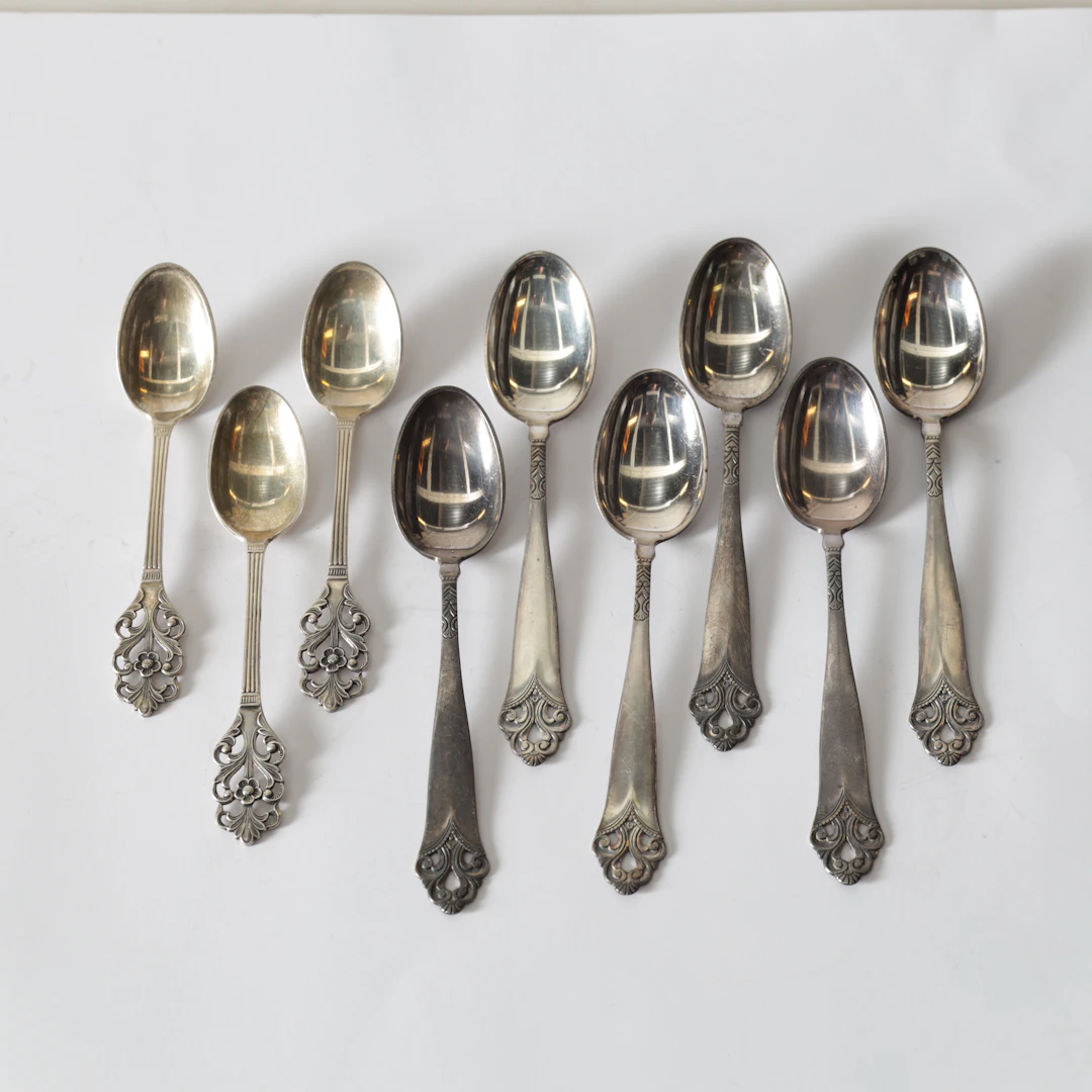 KAFFESKEDAR, 9 st, silver, olika modeller. Totalvikt ca 86,6 gram.