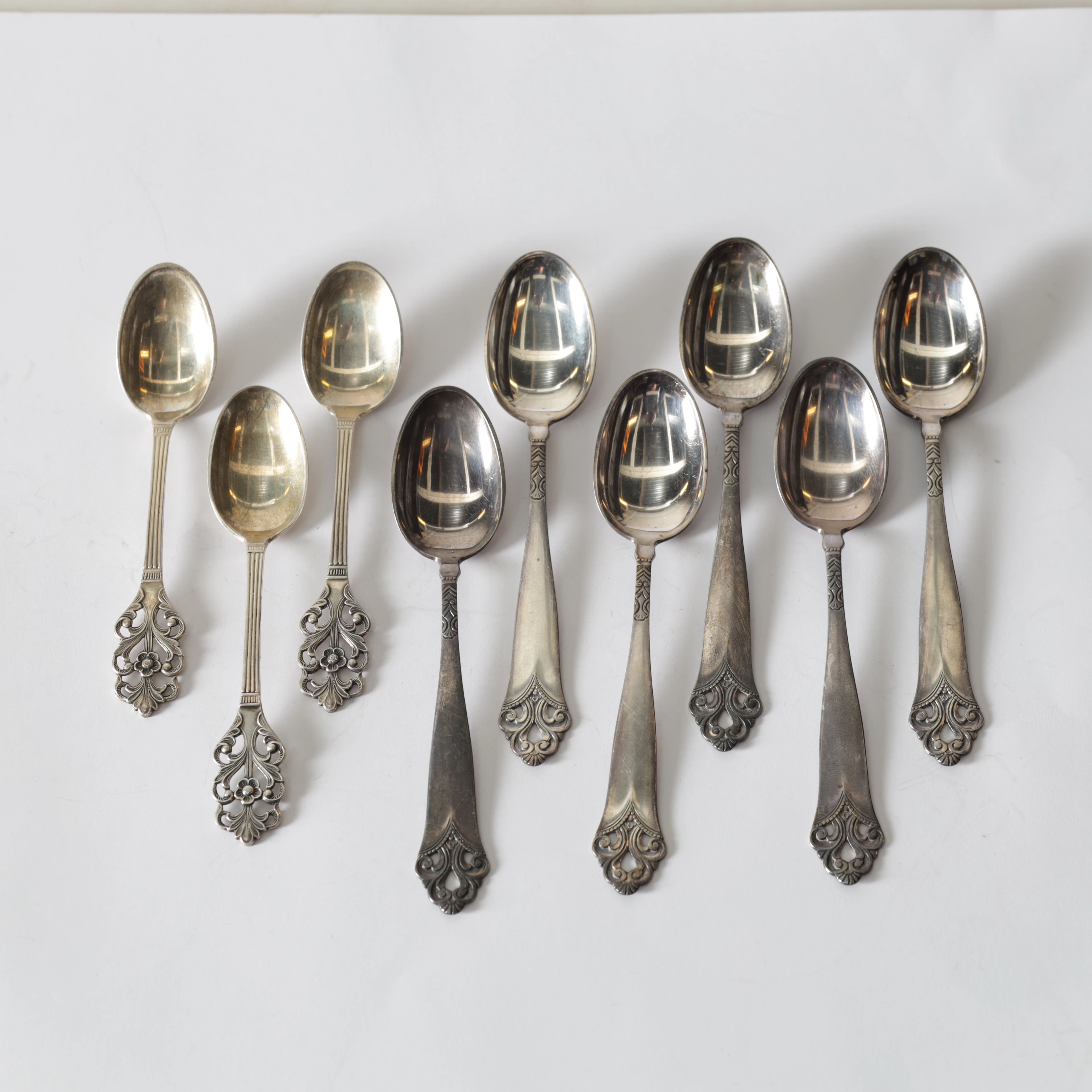 KAFFESKEDAR, 9 st, silver, olika modeller. Totalvikt ca 86,6 gram.