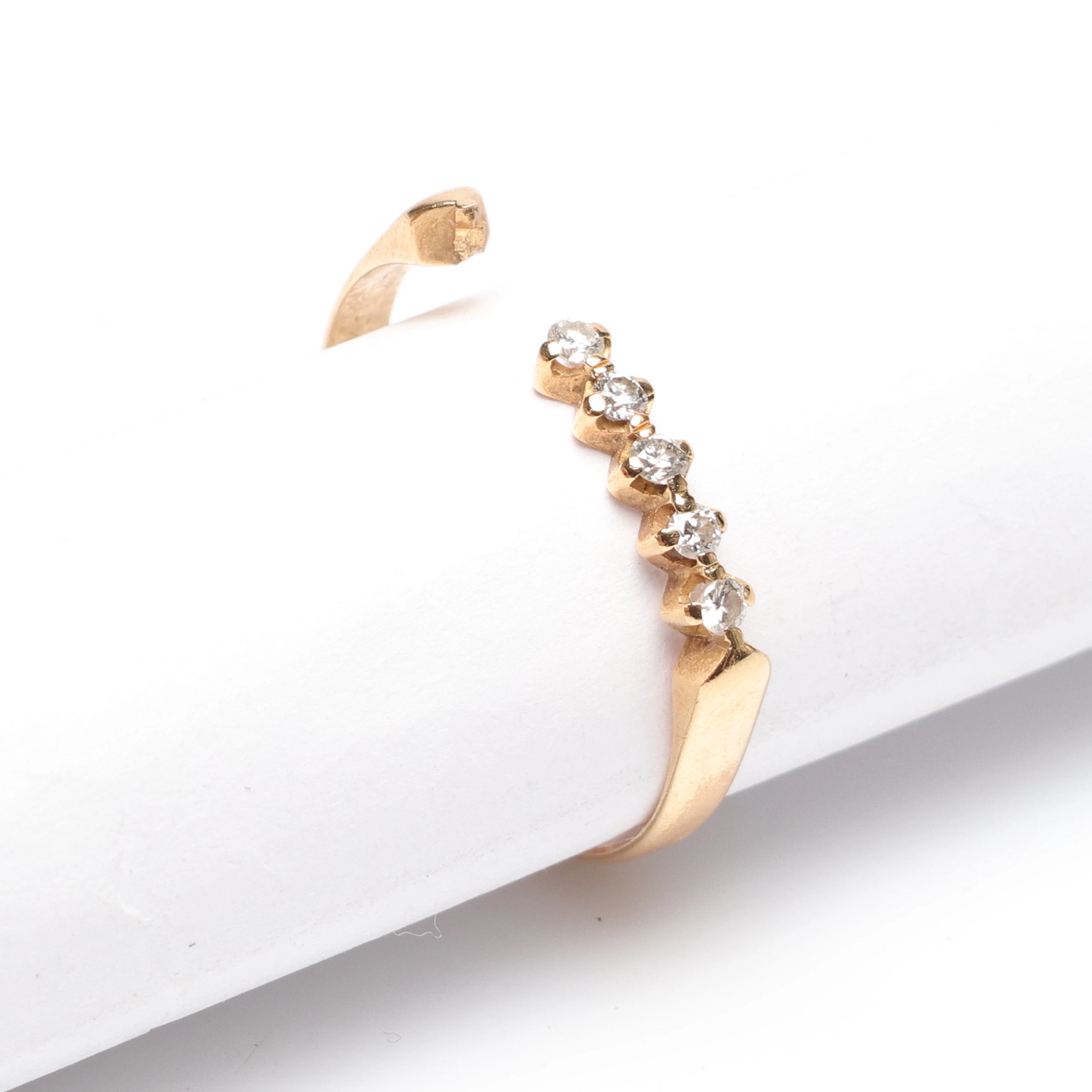 SKROTGULD, guld, diamanter, 18k, ca 2,4 gram.