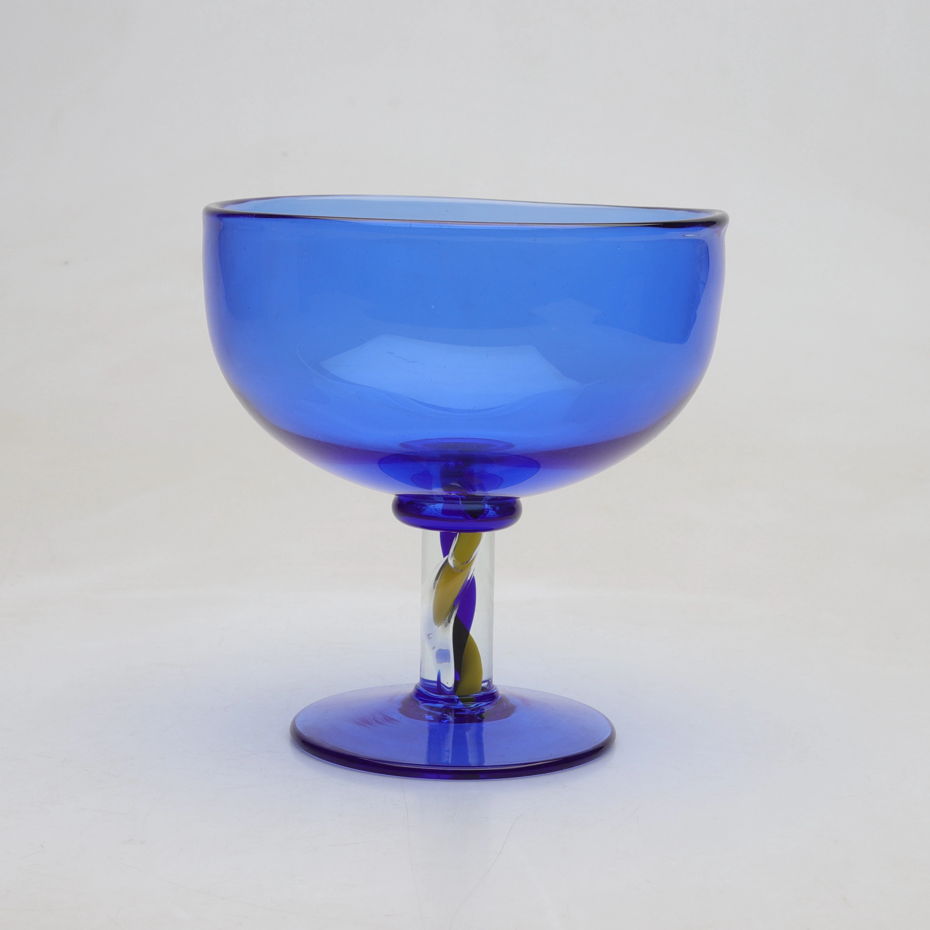 MARGARETA HENNIX. Skål på fot, glas, "Spirit of Nations", Reijmyre, Sverige.