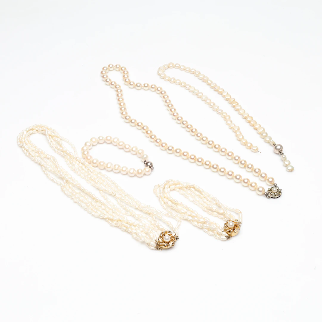 PÄRLCOLLIER och ARMBAND, 5 delar, delvis odlade pärlor och silverlås.