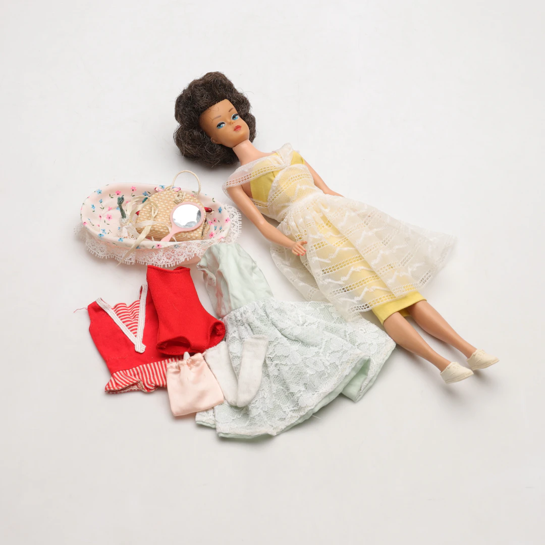 BARBIEDOCKA, "Bubble cut barbie", brunett, med tillbehör, Mattel, 1960-tal.