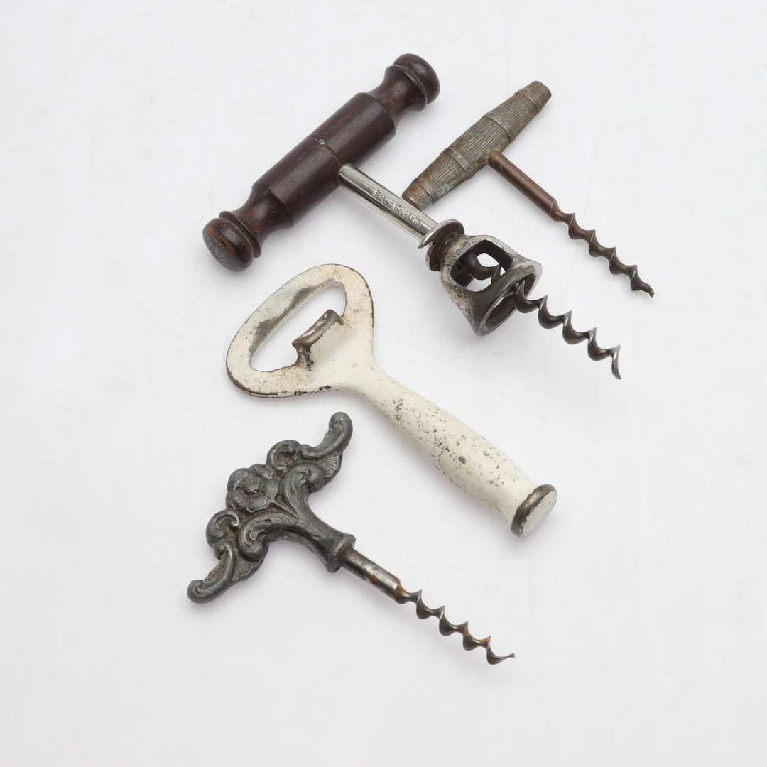 KORKSKRUVAR & KAPSYLÖPPNARE, 4 delar, trä och metall, 1900-tal.