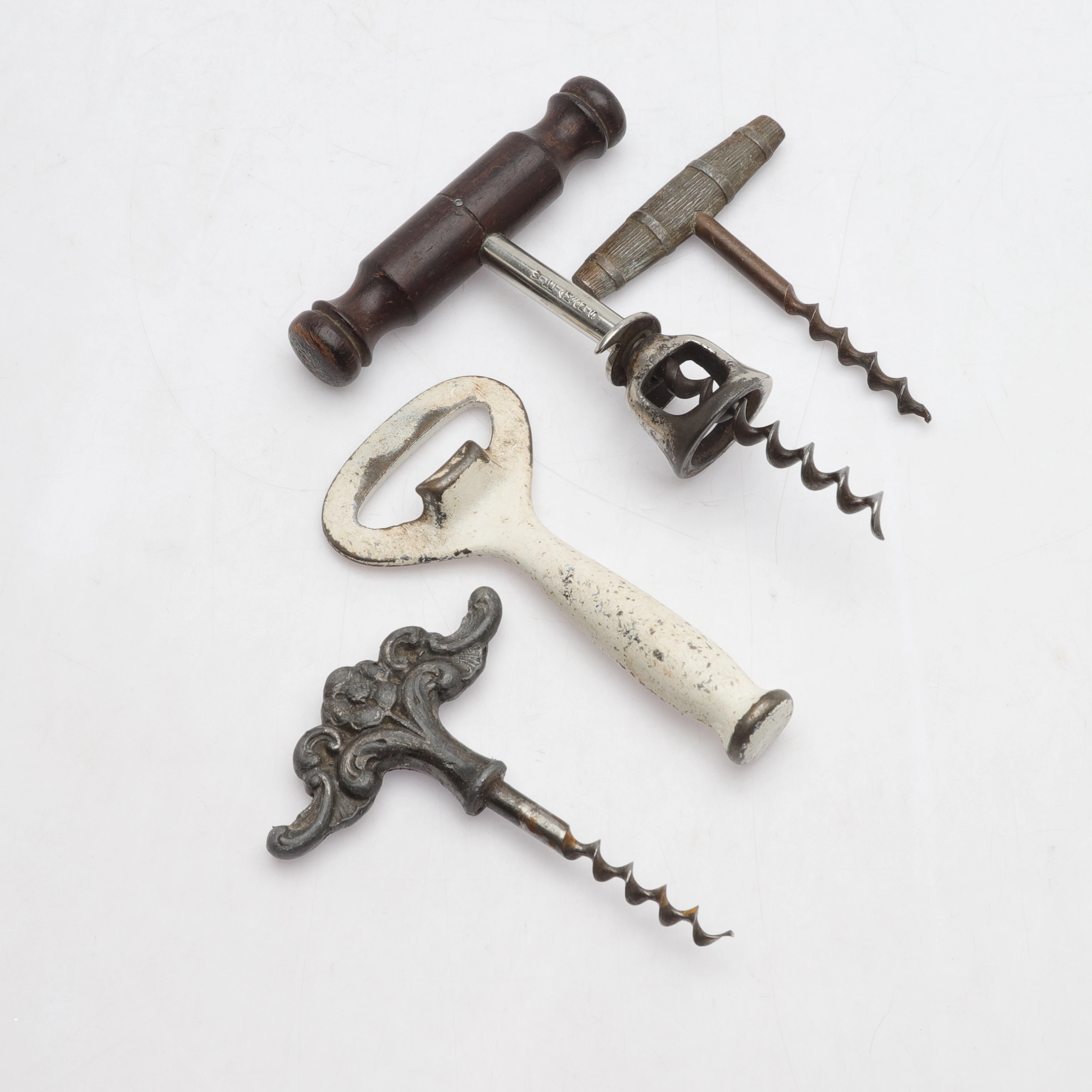 KORKSKRUVAR & KAPSYLÖPPNARE, 4 delar, trä och metall, 1900-tal.
